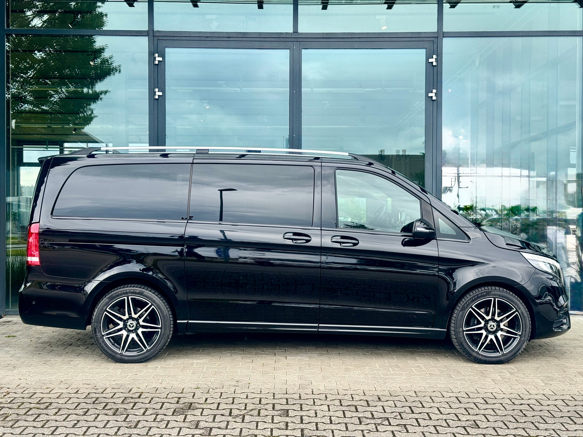 MERCEDES-BENZ V 250 d Avantgarde AMG-Line kompakt 7G-Tronic-image-6