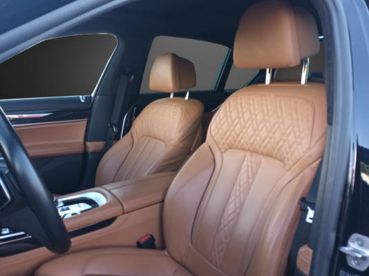BMW 750i xDrive-image-6