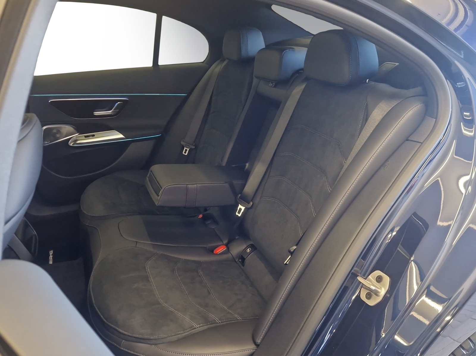 MERCEDES-BENZ E 220 d 4Matic 9G-Tronic-image-9