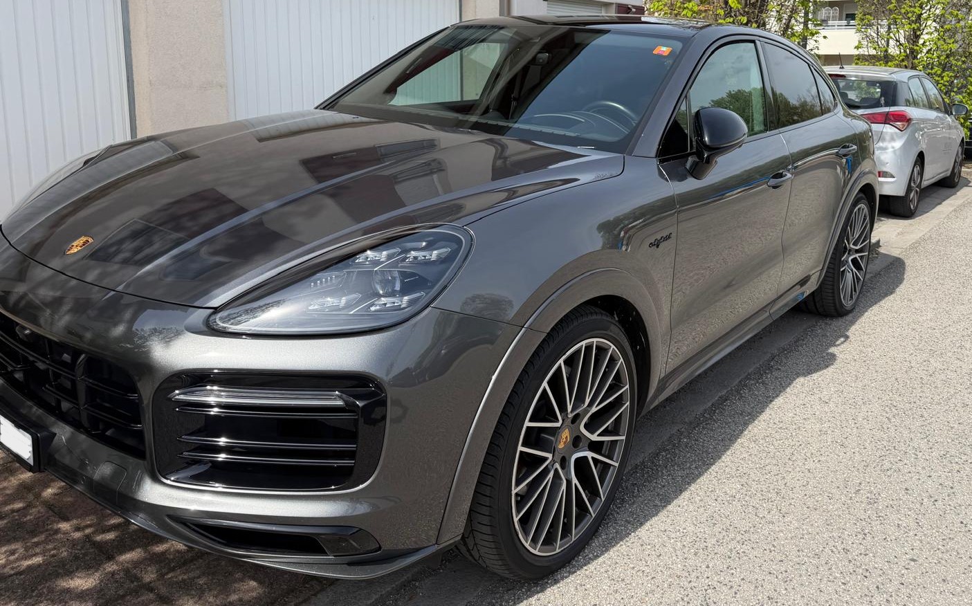 PORSCHE Cayenne Coupé E-Hybrid-image-2