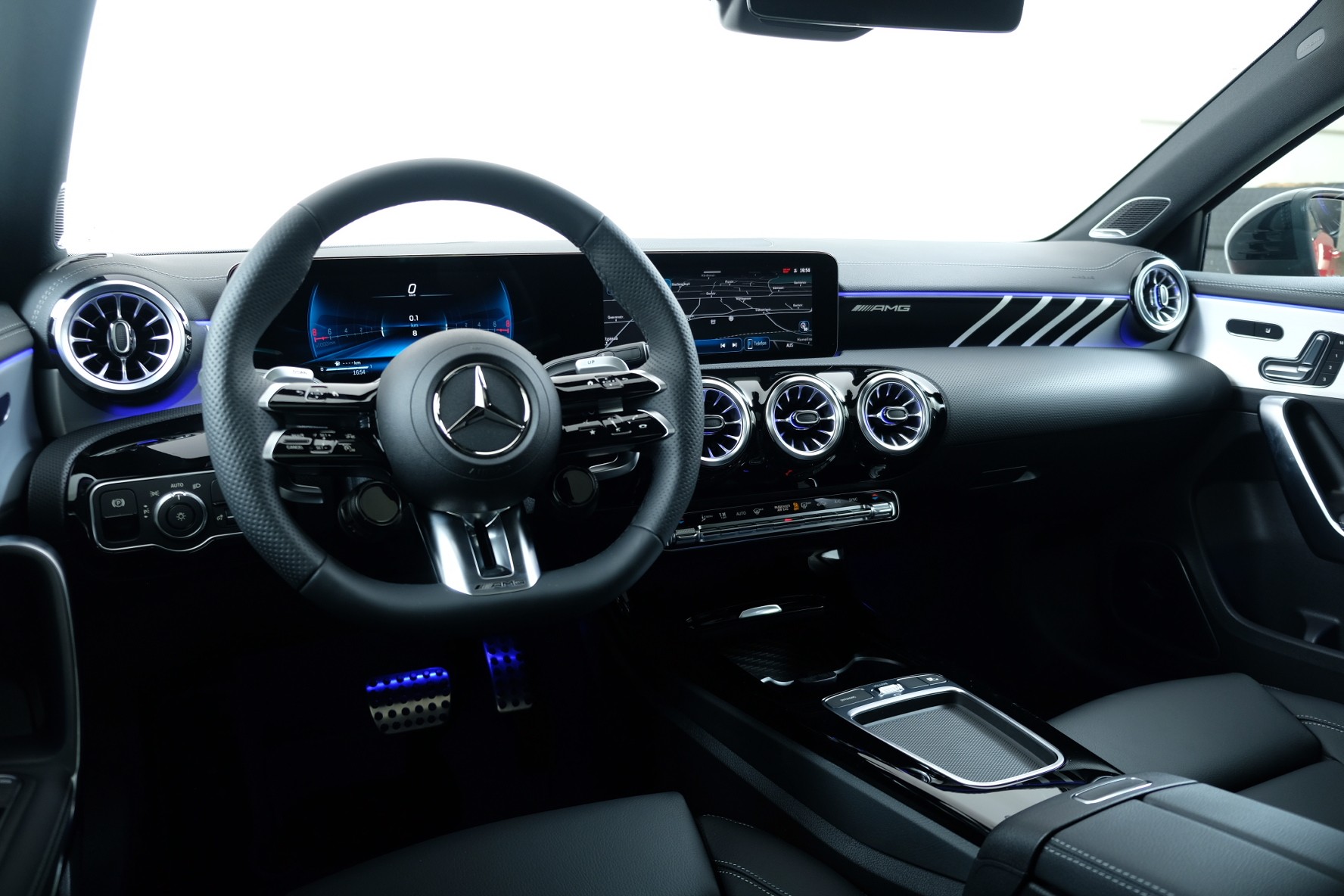 MERCEDES-BENZ A 35 AMG 4Matic Speedshift-image-8