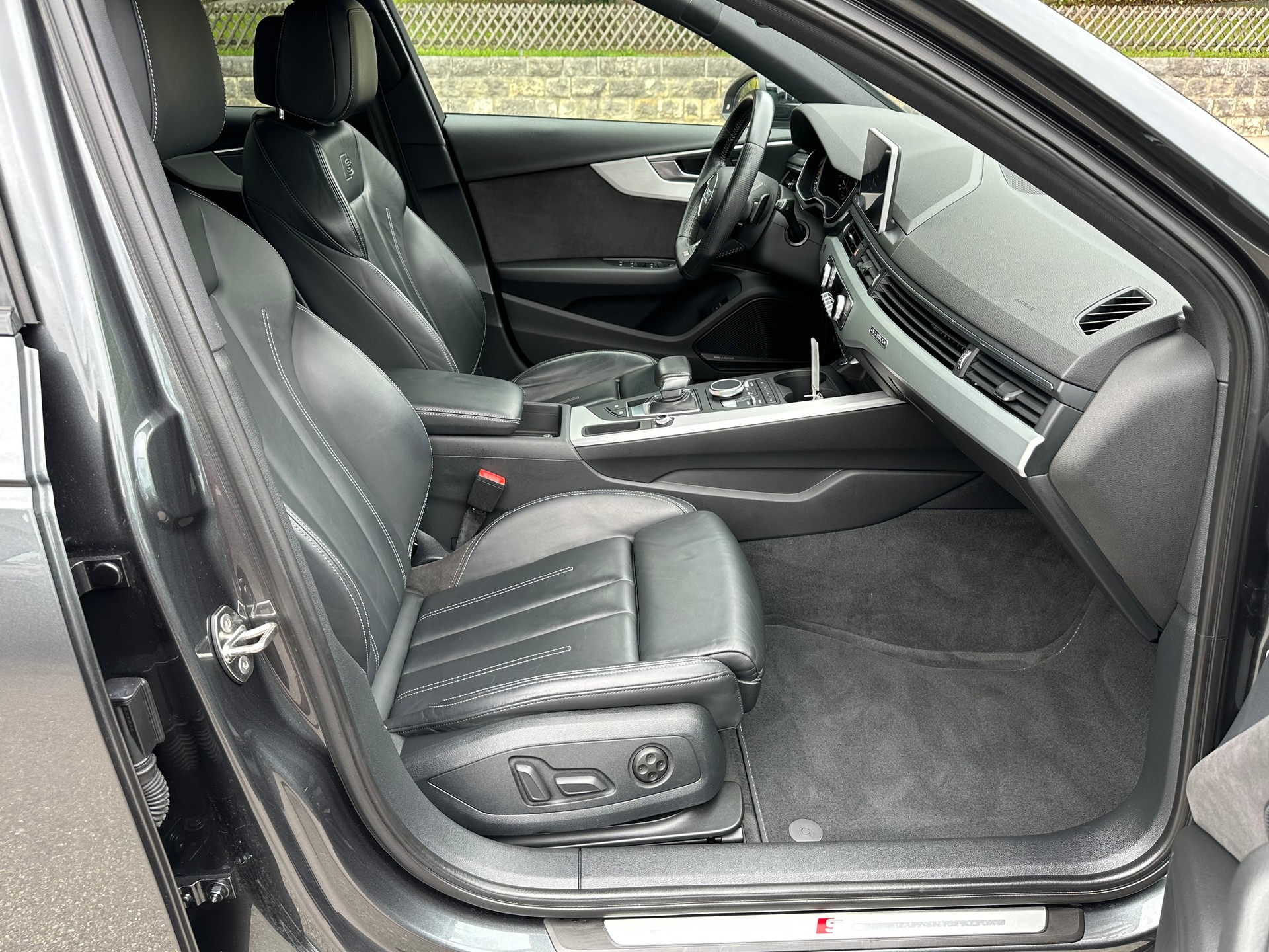 AUDI A4 Avant 3.0 TDI Sport quattro tiptronic-image-11