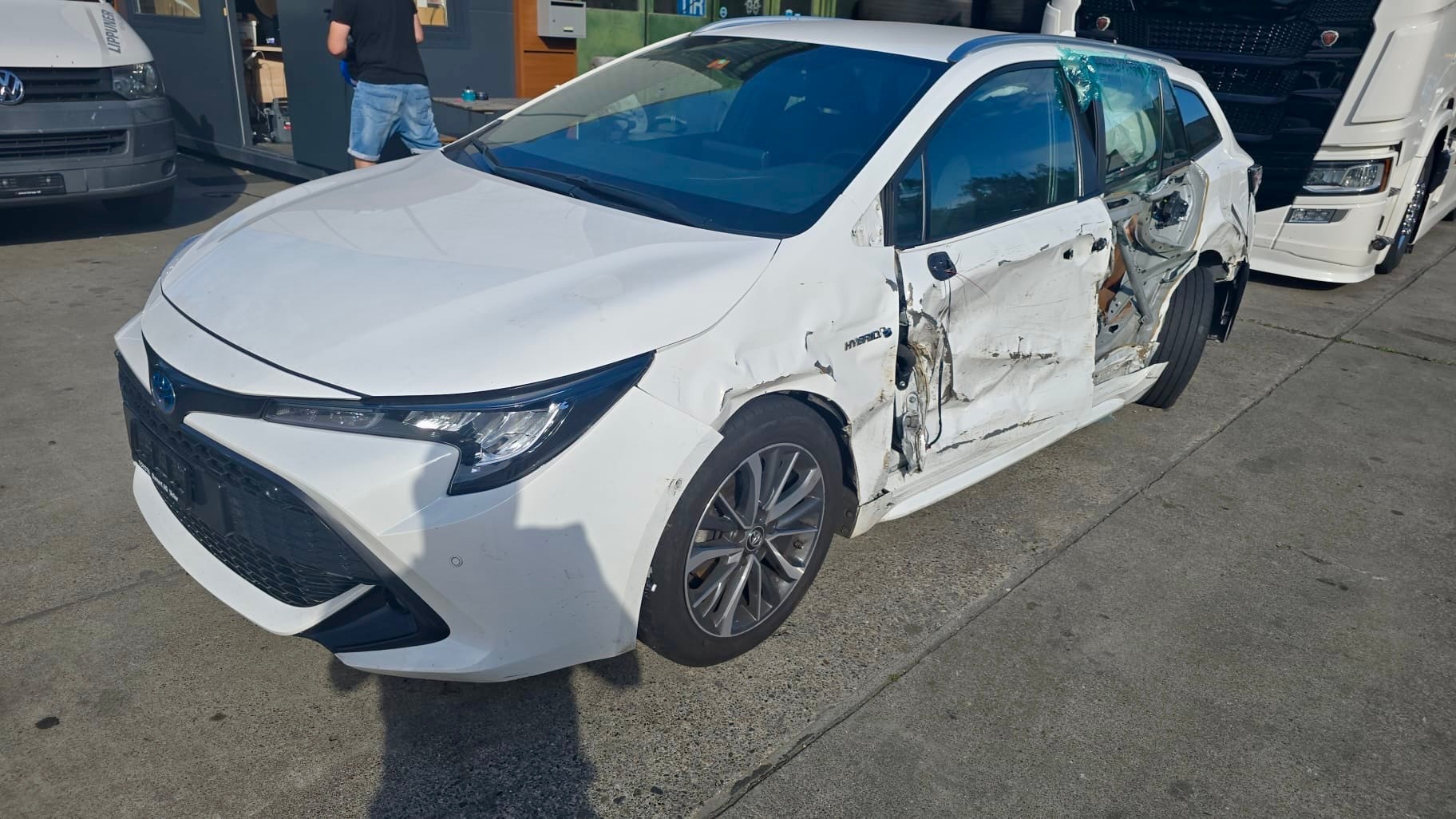 TOYOTA Corolla Touring Sports 1.8 HSD Comfort e-CVT-image-1