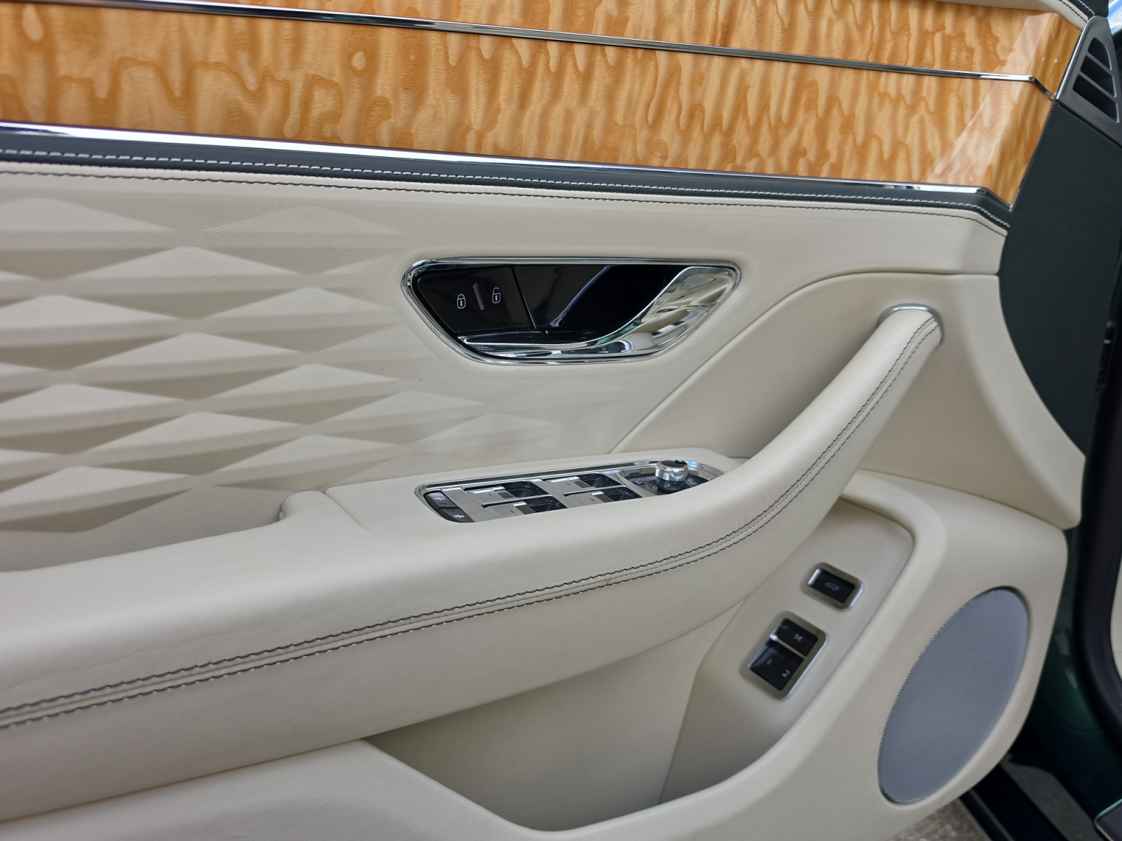 BENTLEY Flying Spur 6.0 W12 First Edition-image-12