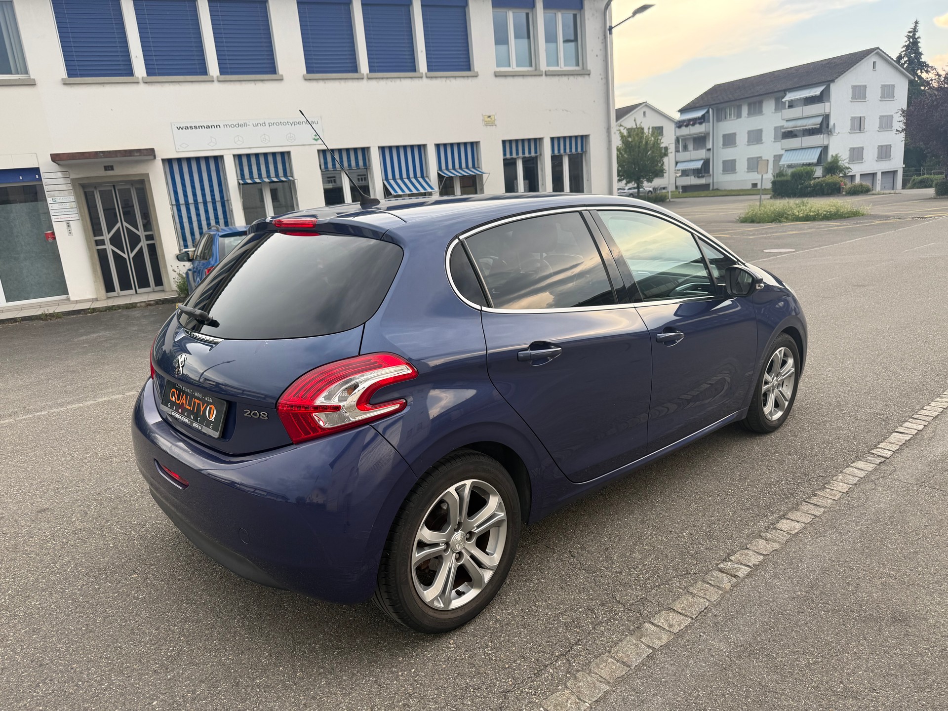 PEUGEOT 208 1.6 VTI Intuitive-image-3
