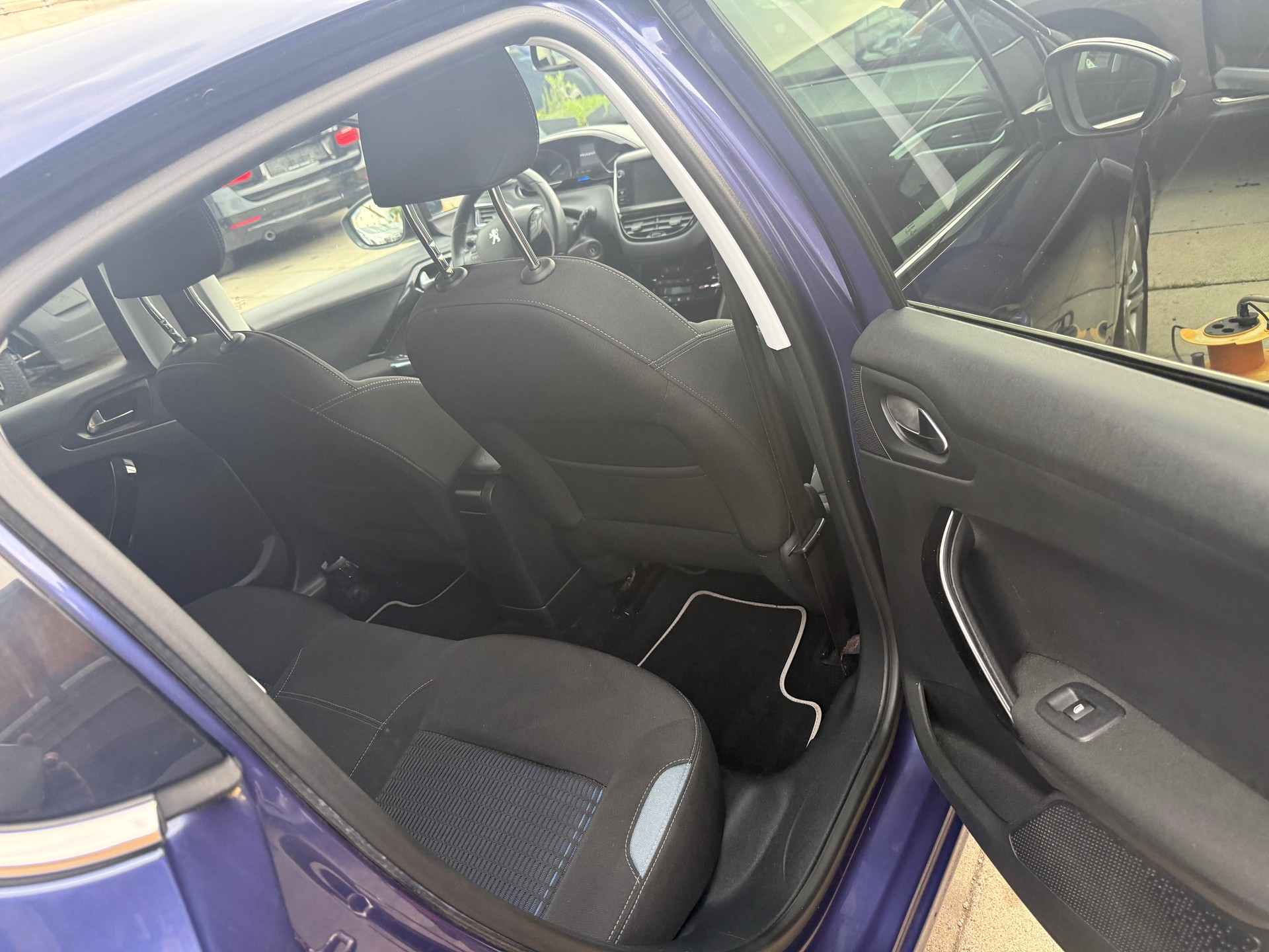 PEUGEOT 208 1.6 VTI Intuitive-image-8