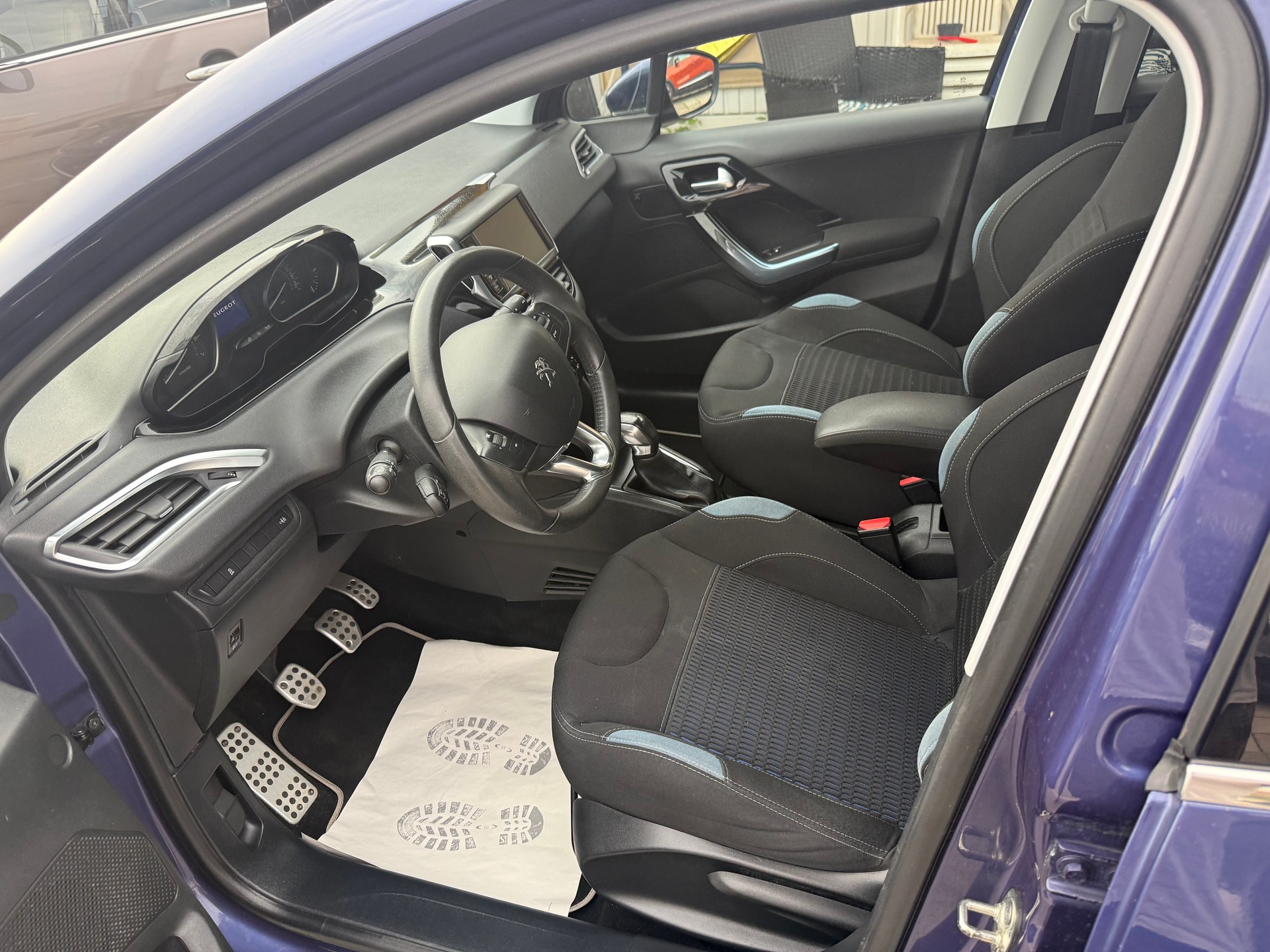 PEUGEOT 208 1.6 VTI Intuitive-image-7