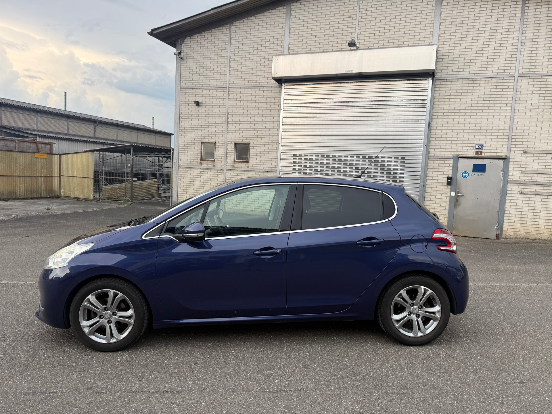 PEUGEOT 208 1.6 VTI Intuitive-image-1