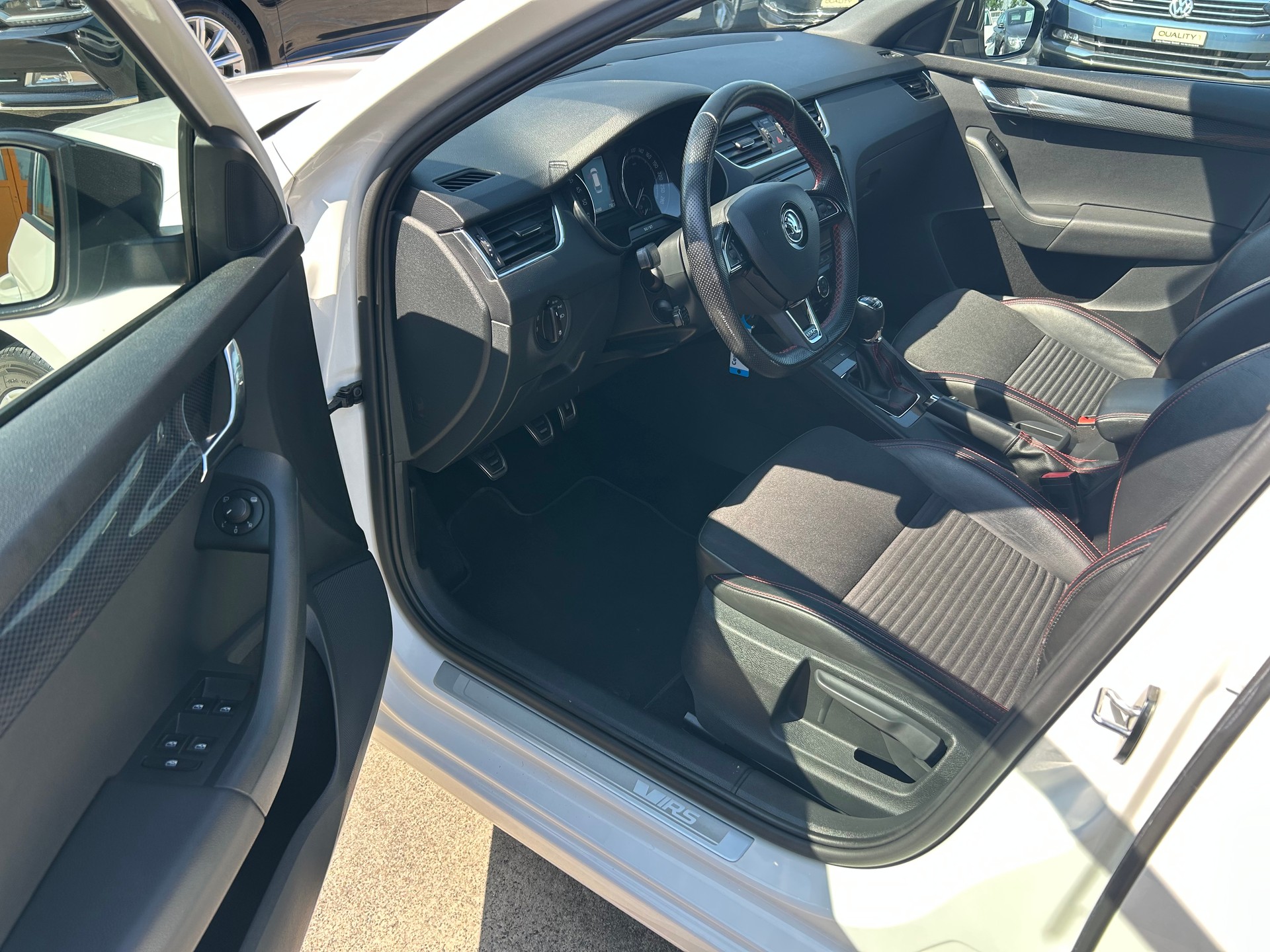 SKODA Octavia Combi 2.0 TDI RS-image-12