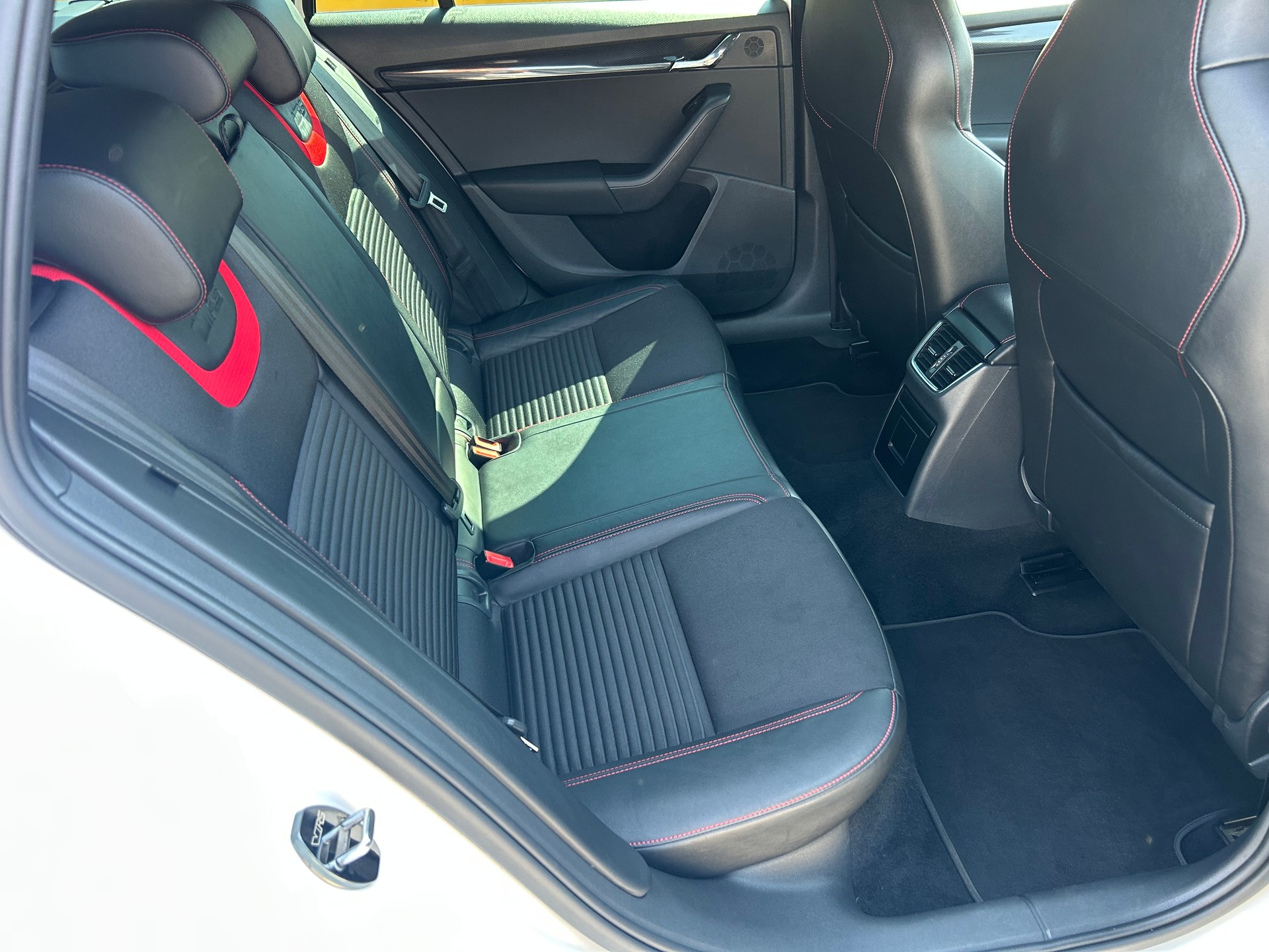 SKODA Octavia Combi 2.0 TDI RS-image-9