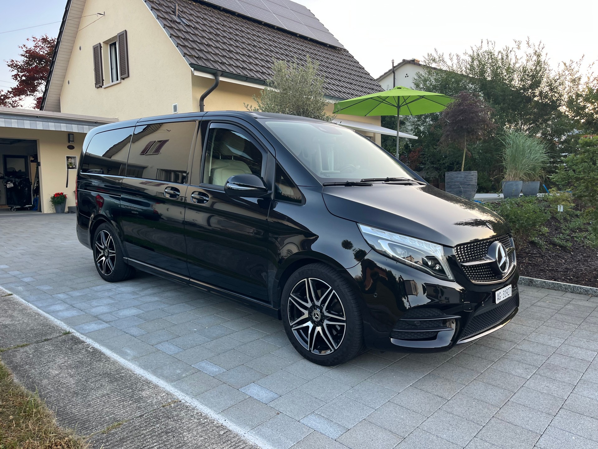 MERCEDES-BENZ V 300 d Swiss Ed. lang AMG Line-image-1