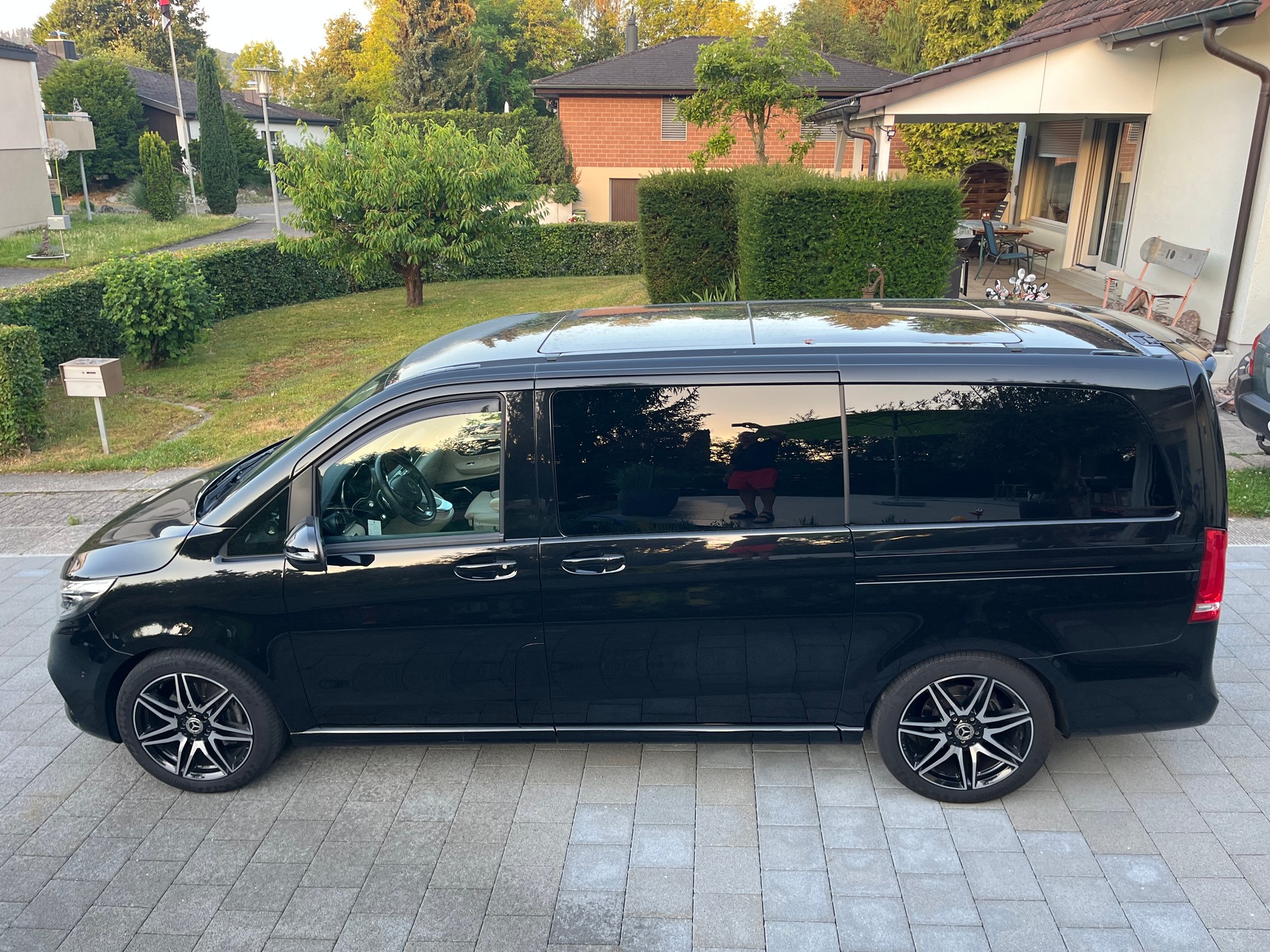 MERCEDES-BENZ V 300 d Swiss Ed. lang AMG Line-image-4