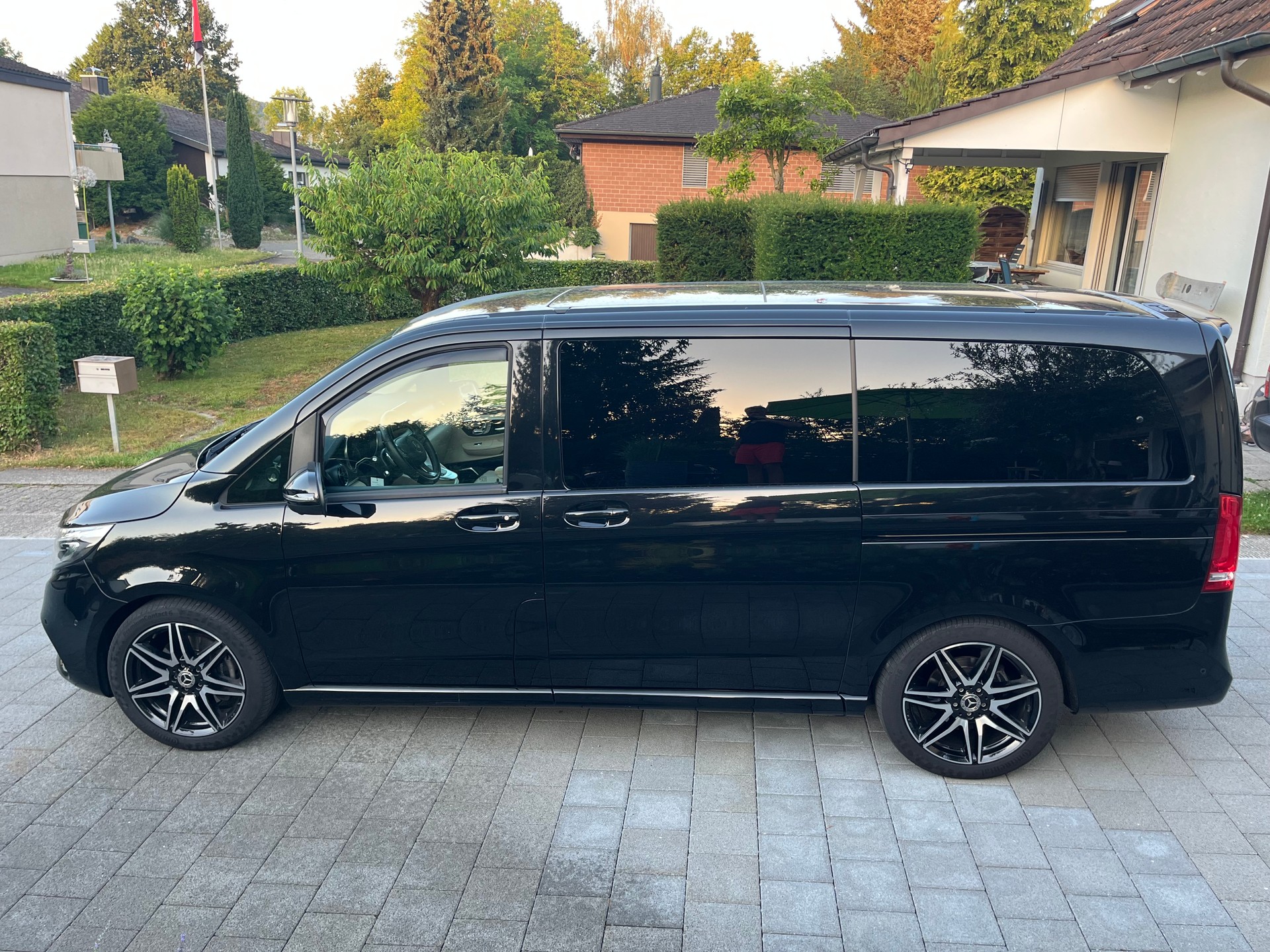 MERCEDES-BENZ V 300 d Swiss Ed. lang AMG Line-image-6