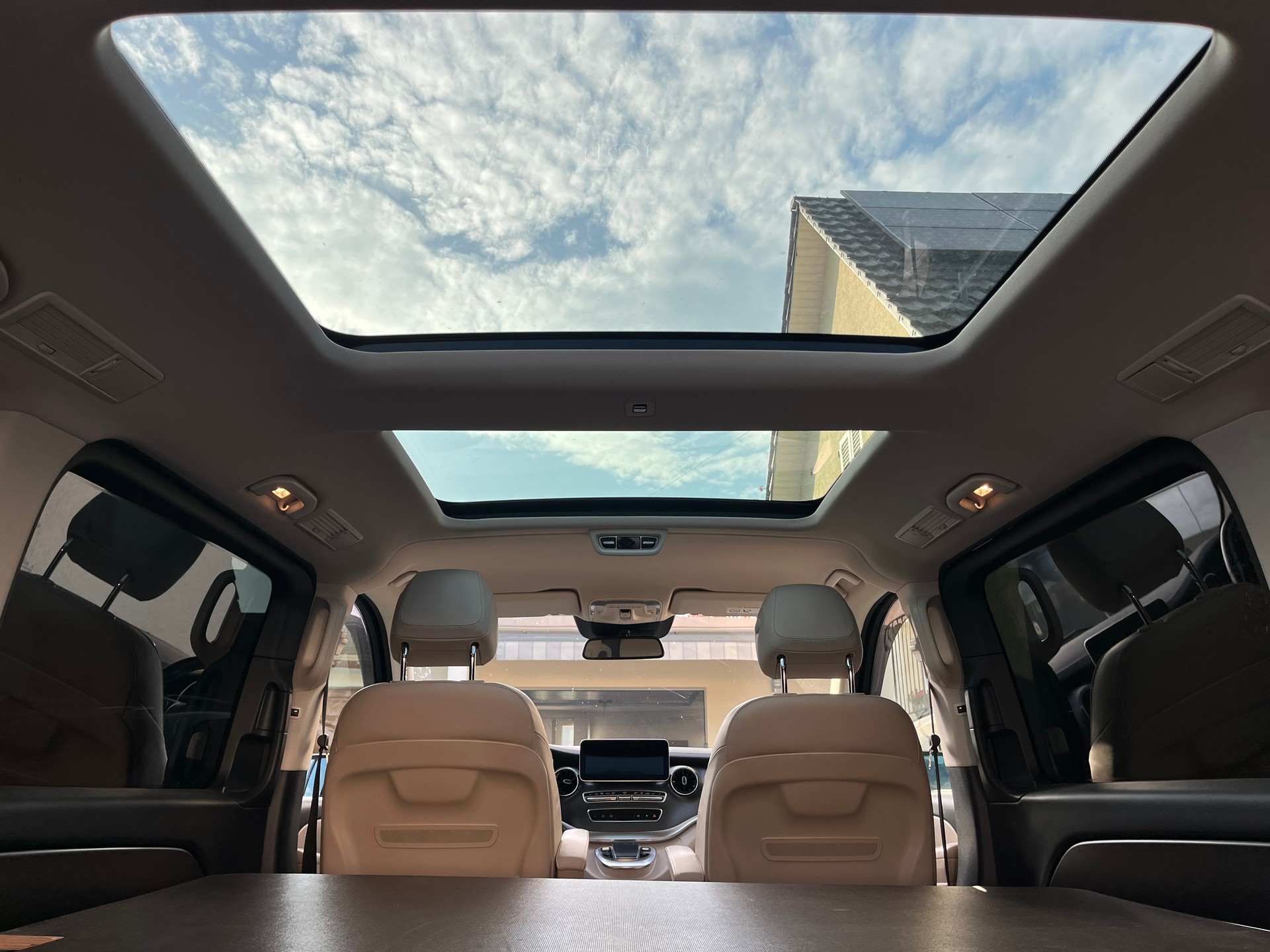 MERCEDES-BENZ V 300 d Swiss Ed. lang AMG Line-image-9