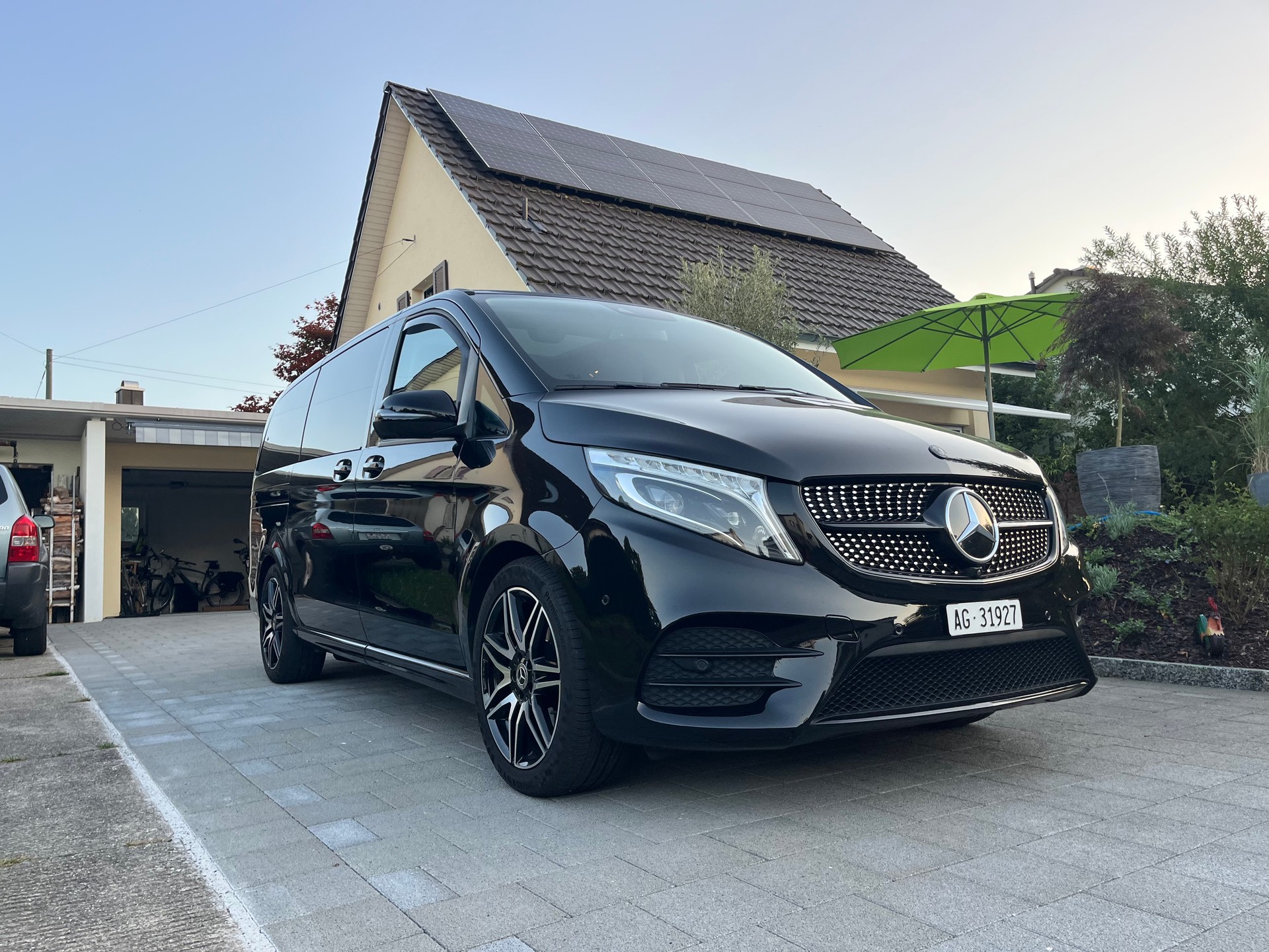 MERCEDES-BENZ V 300 d Swiss Ed. lang AMG Line-image-5