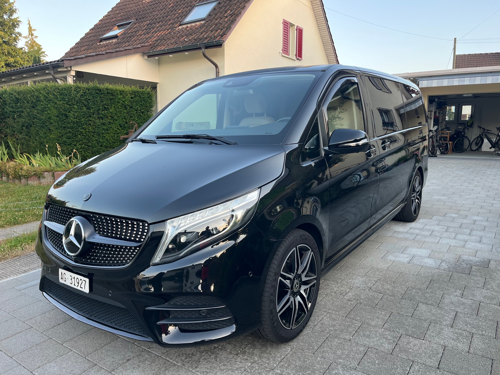 MERCEDES-BENZ V 300 d Swiss Ed. lang AMG Line-image-0