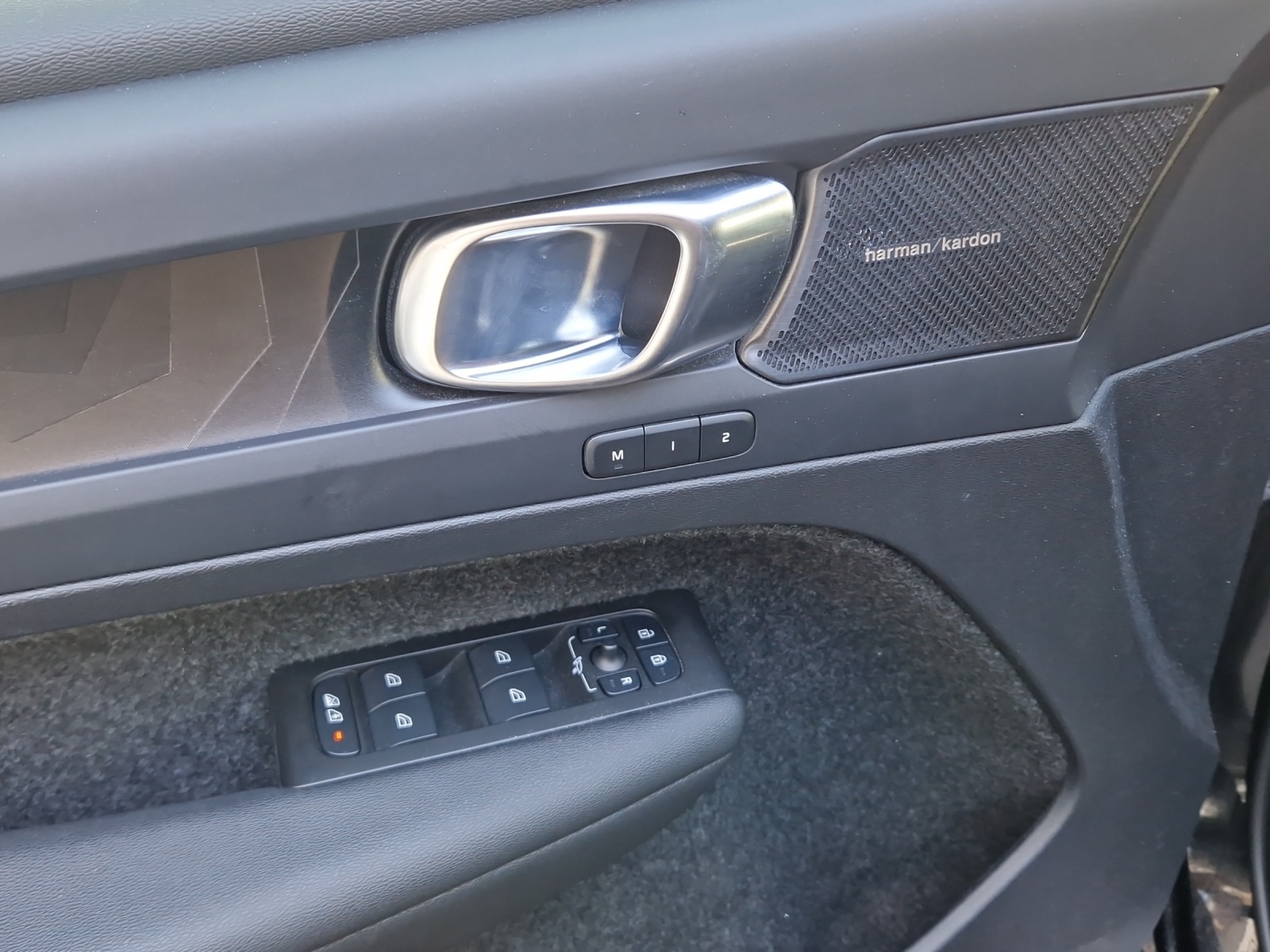 VOLVO XC40 P8 Twin Ultimate AWD-image-11