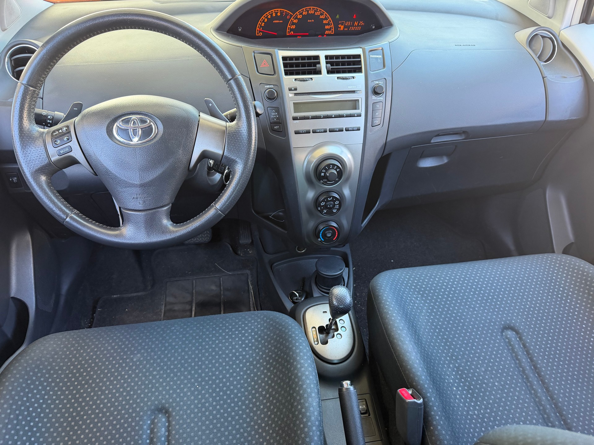 TOYOTA Yaris 1.33 chic Automatic-image-4