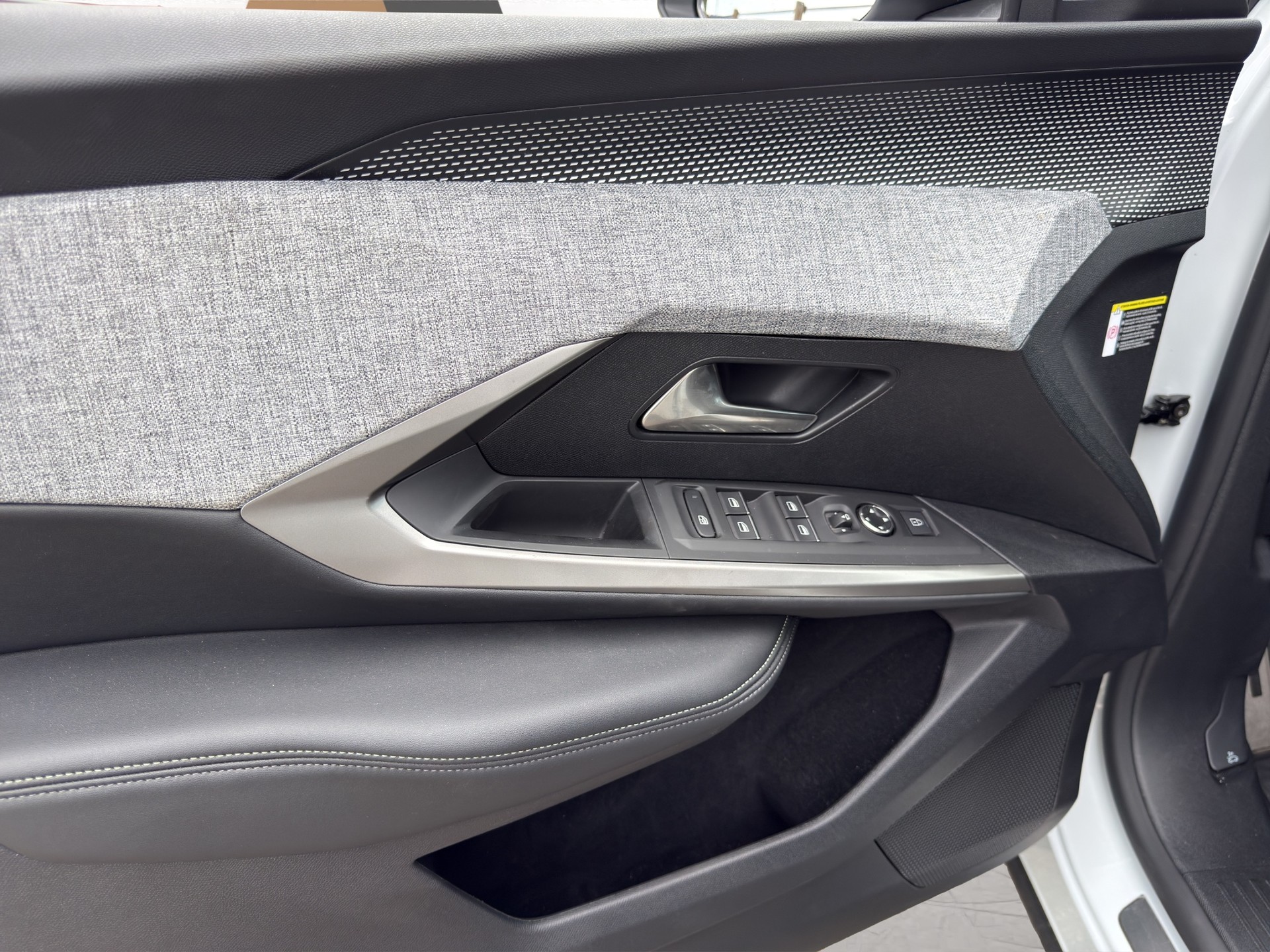 PEUGEOT 5008 1.2 Hybrid e-DCS6 GT 7 Plätzer-image-6