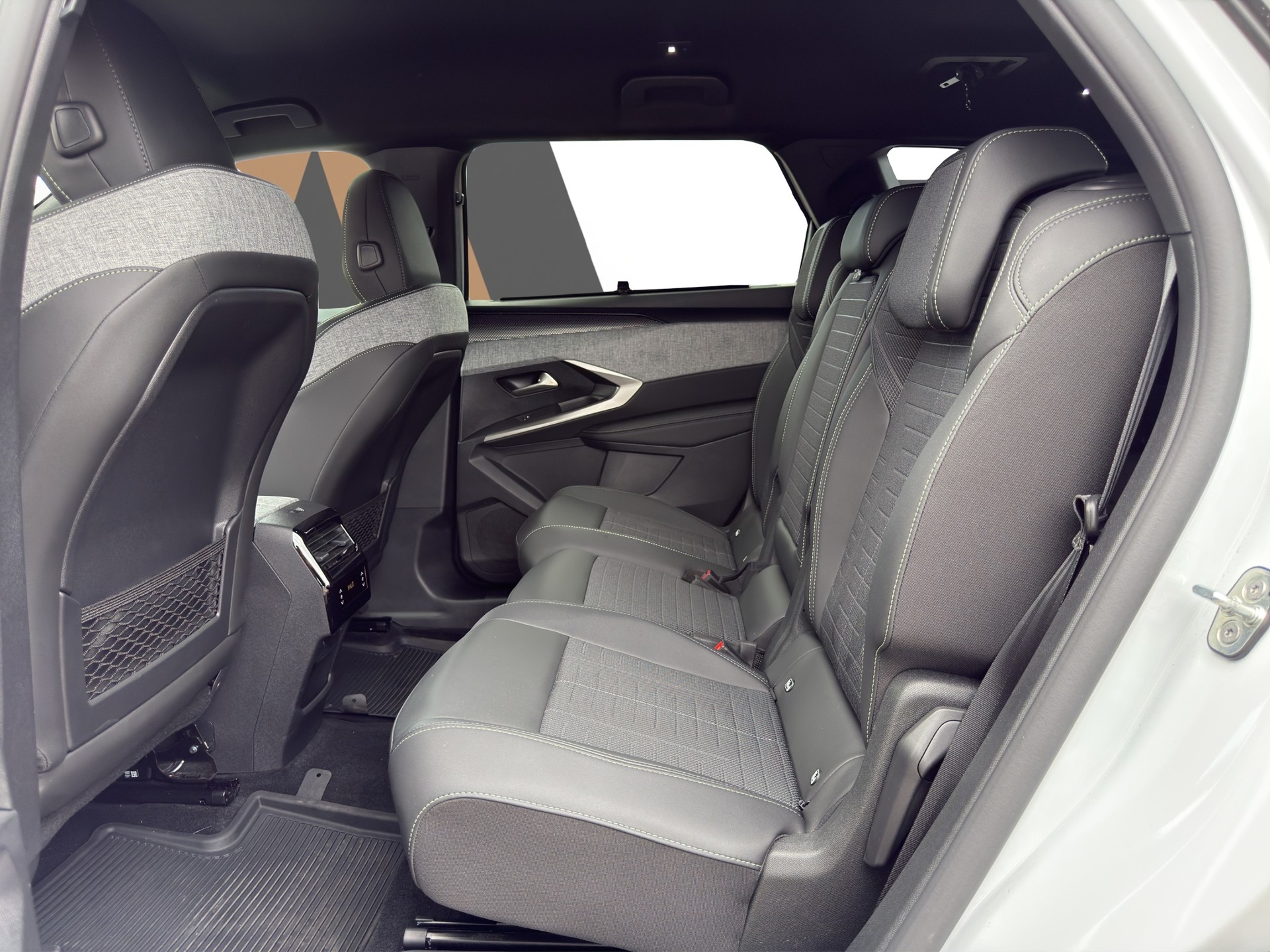 PEUGEOT 5008 1.2 Hybrid e-DCS6 GT 7 Plätzer-image-9