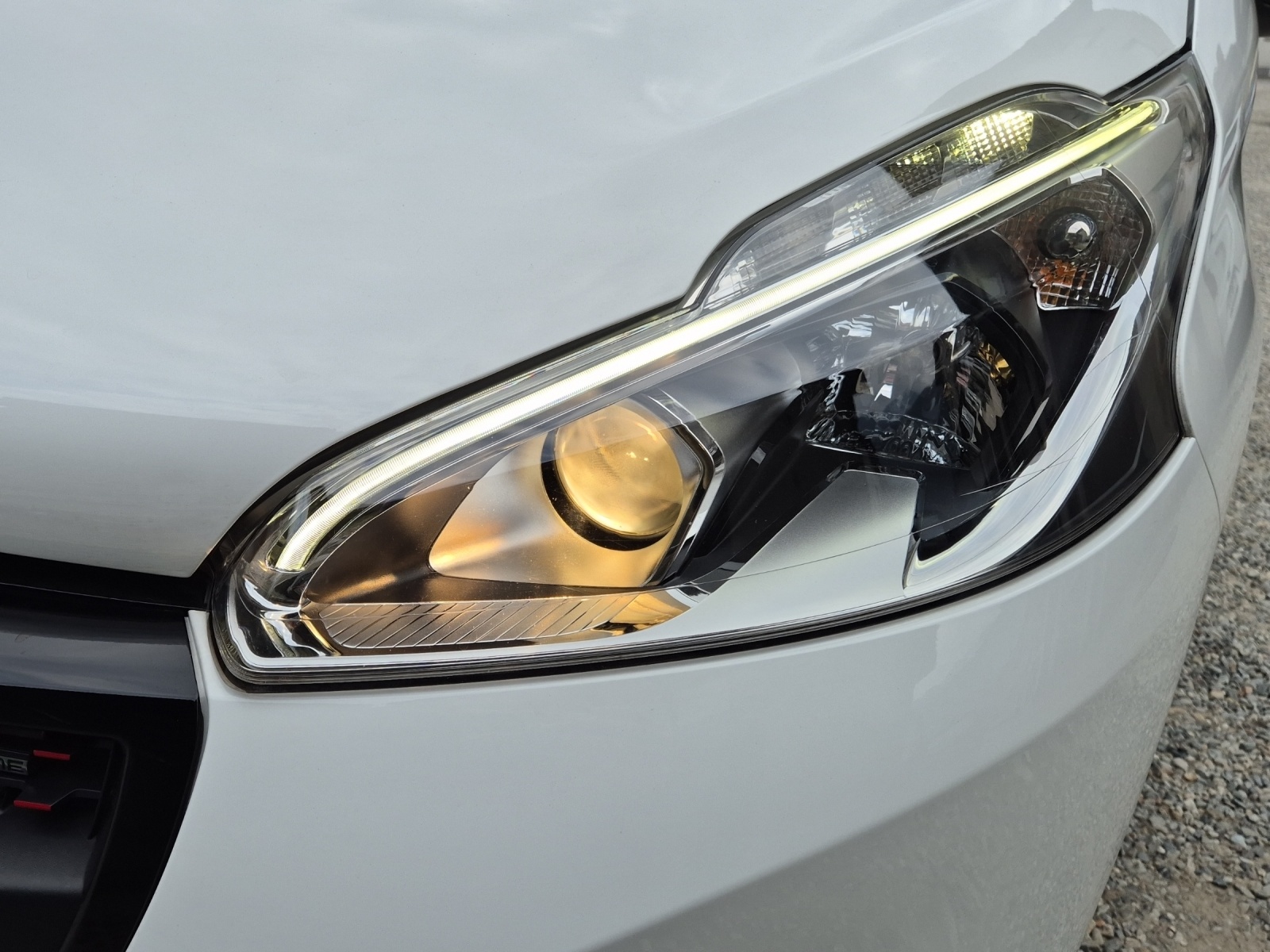 PEUGEOT 208 1.2 PureTech GT Line-image-8