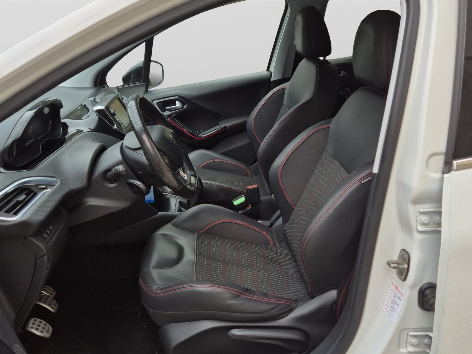 PEUGEOT 208 1.2 PureTech GT Line-image-15