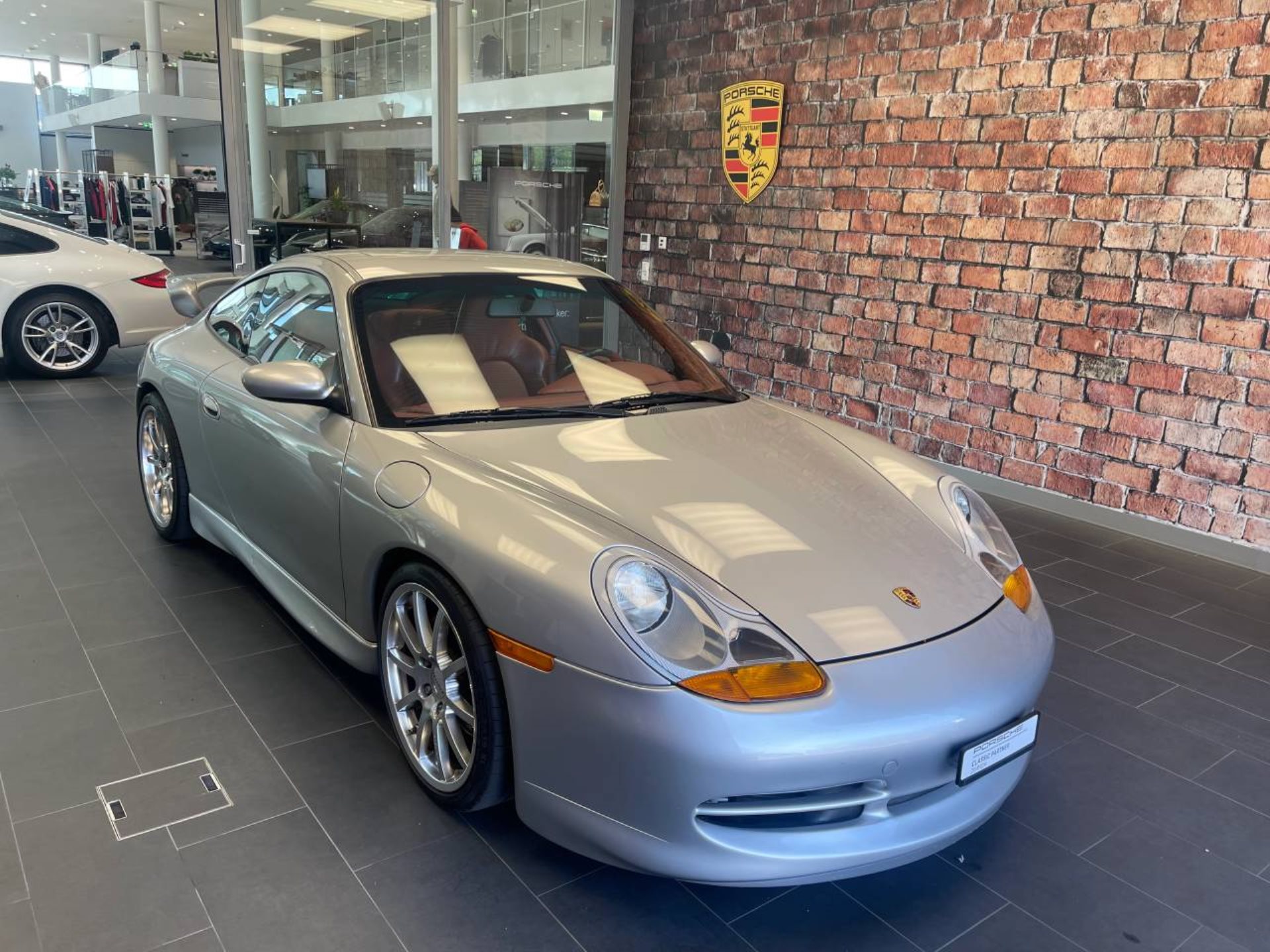 PORSCHE 911 Carrera Coupé-image-0