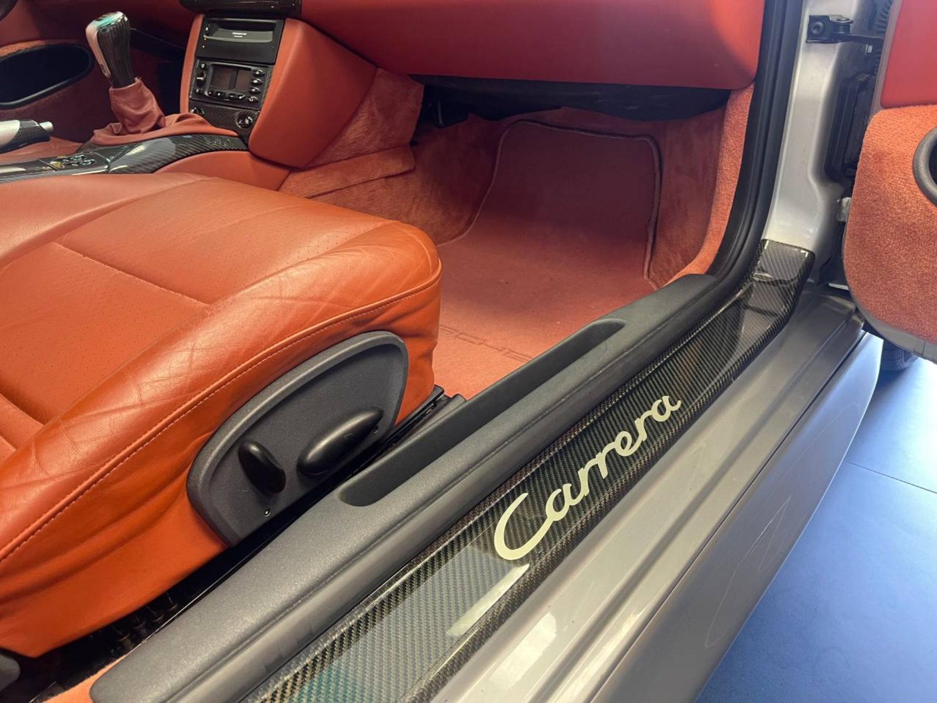 PORSCHE 911 Carrera Coupé-image-11