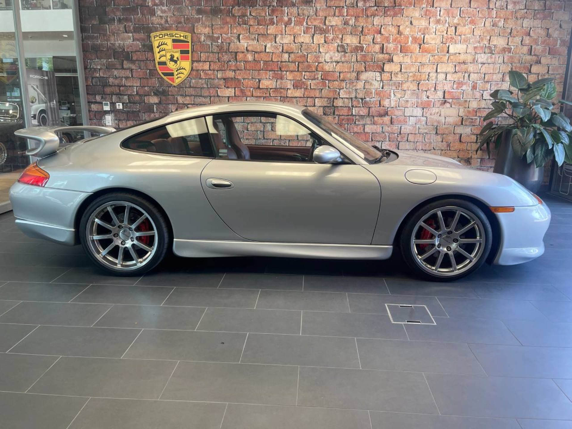 PORSCHE 911 Carrera Coupé-image-8