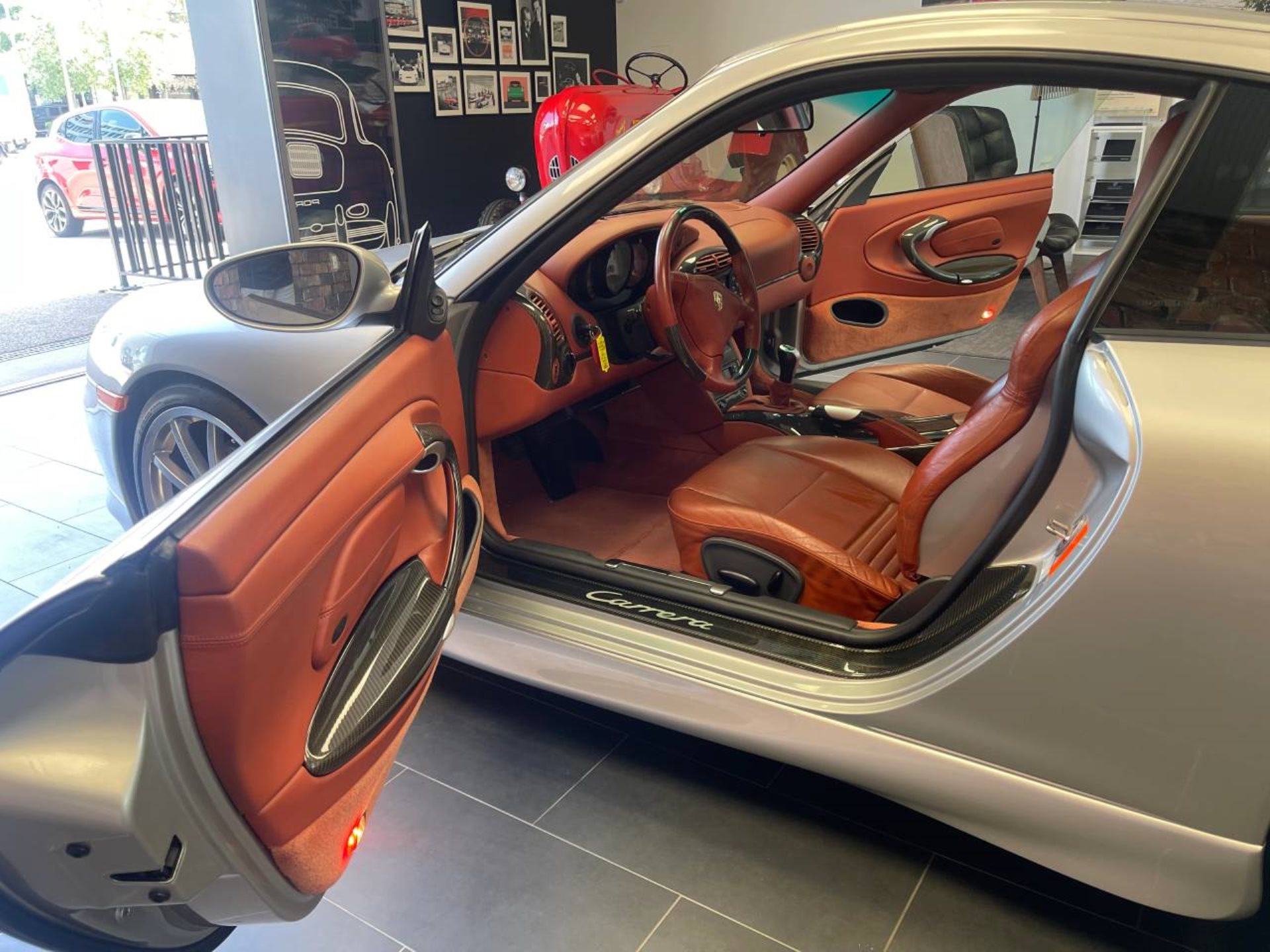 PORSCHE 911 Carrera Coupé-image-14