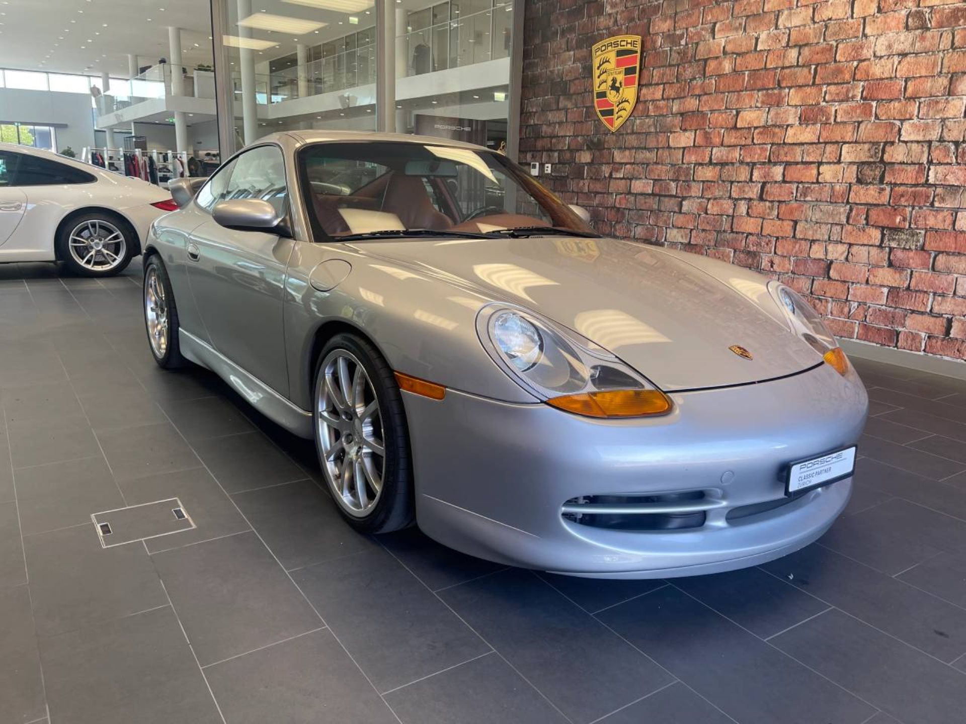PORSCHE 911 Carrera Coupé-image-10