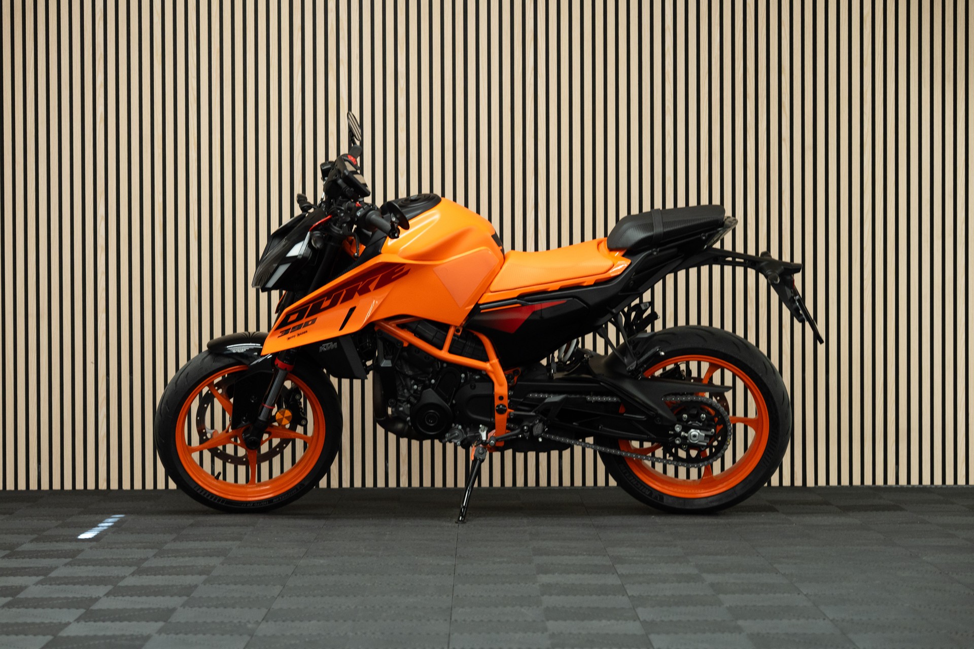 KTM 390 Duke-showroom-element-1