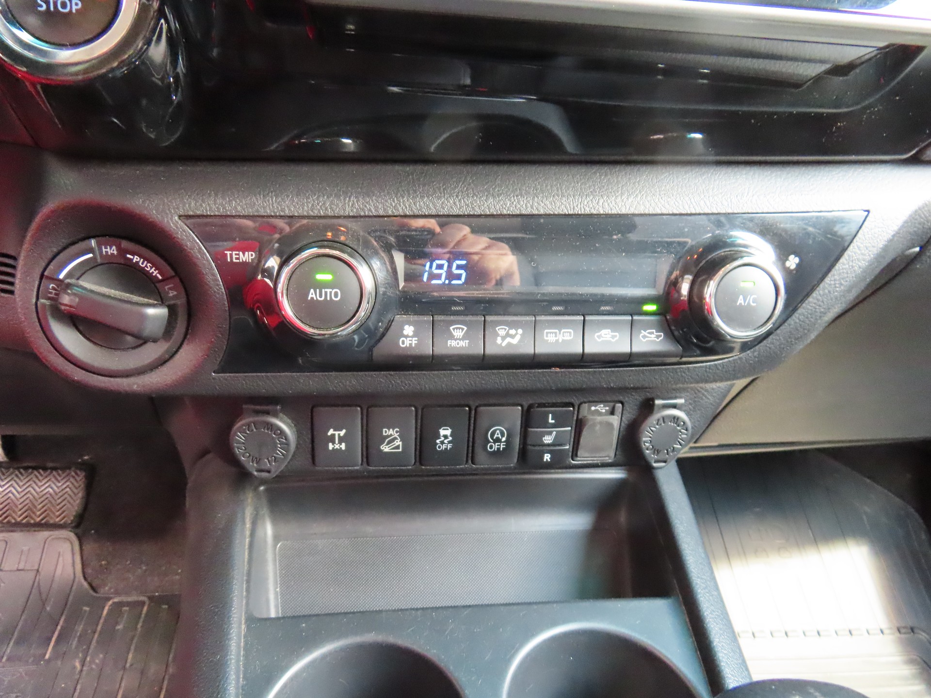 TOYOTA Hilux Double Cab.-Pick-up 2.4 D-4D 170 Sol Premium-image-9