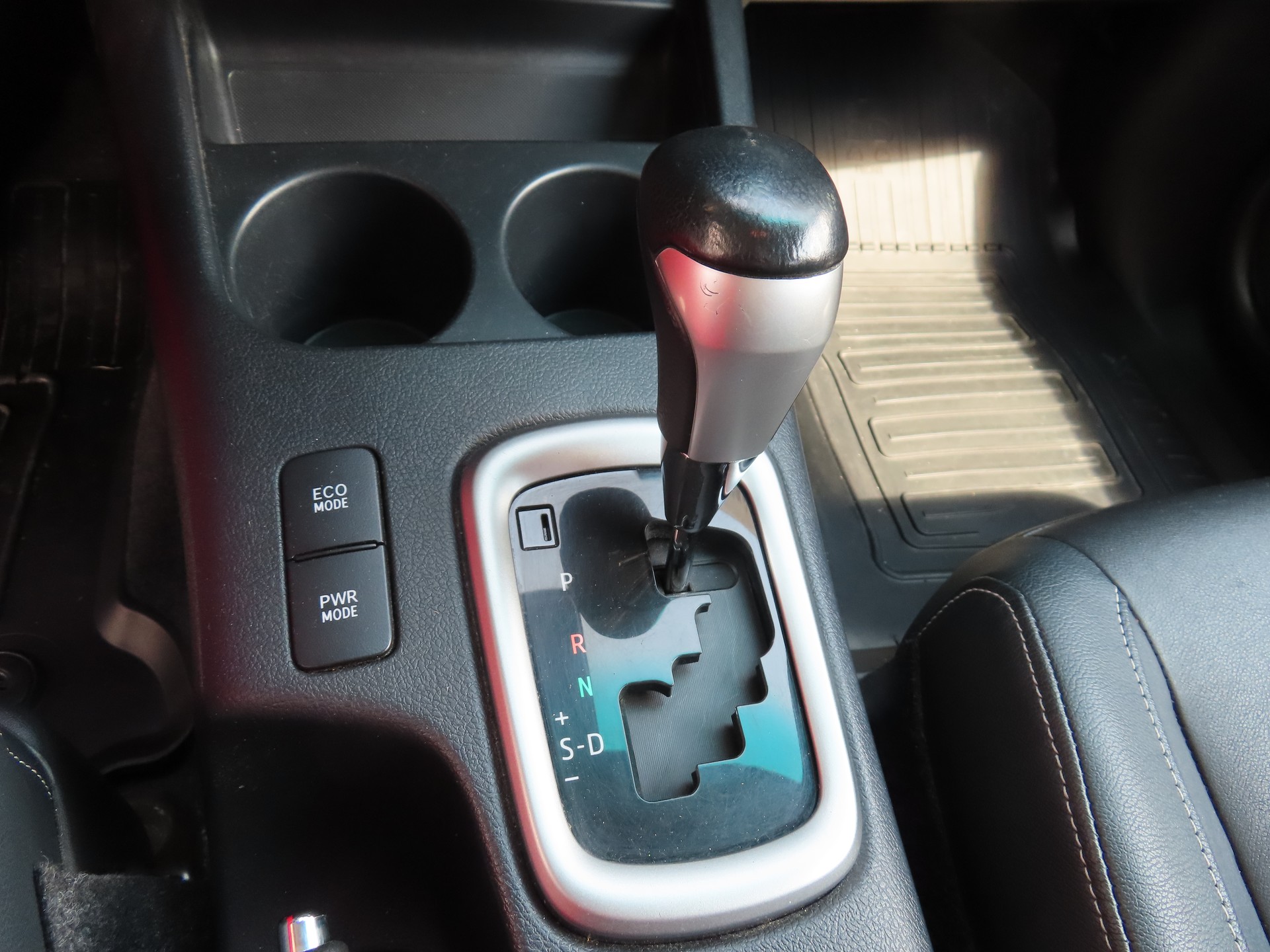 TOYOTA Hilux Double Cab.-Pick-up 2.4 D-4D 170 Sol Premium-image-8