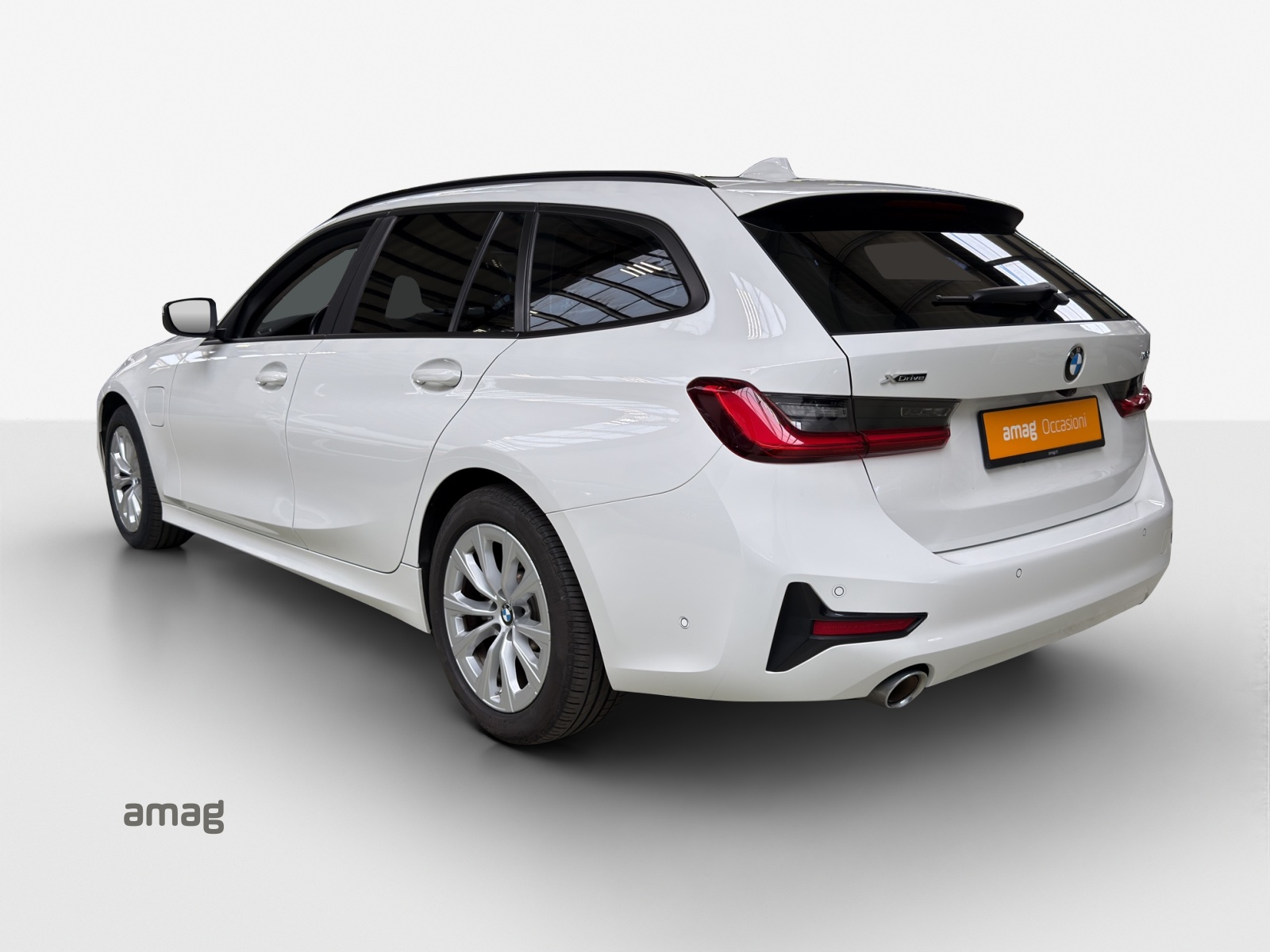 BMW 330e x DriveTouring Fleet Edition Steptronic-image-2