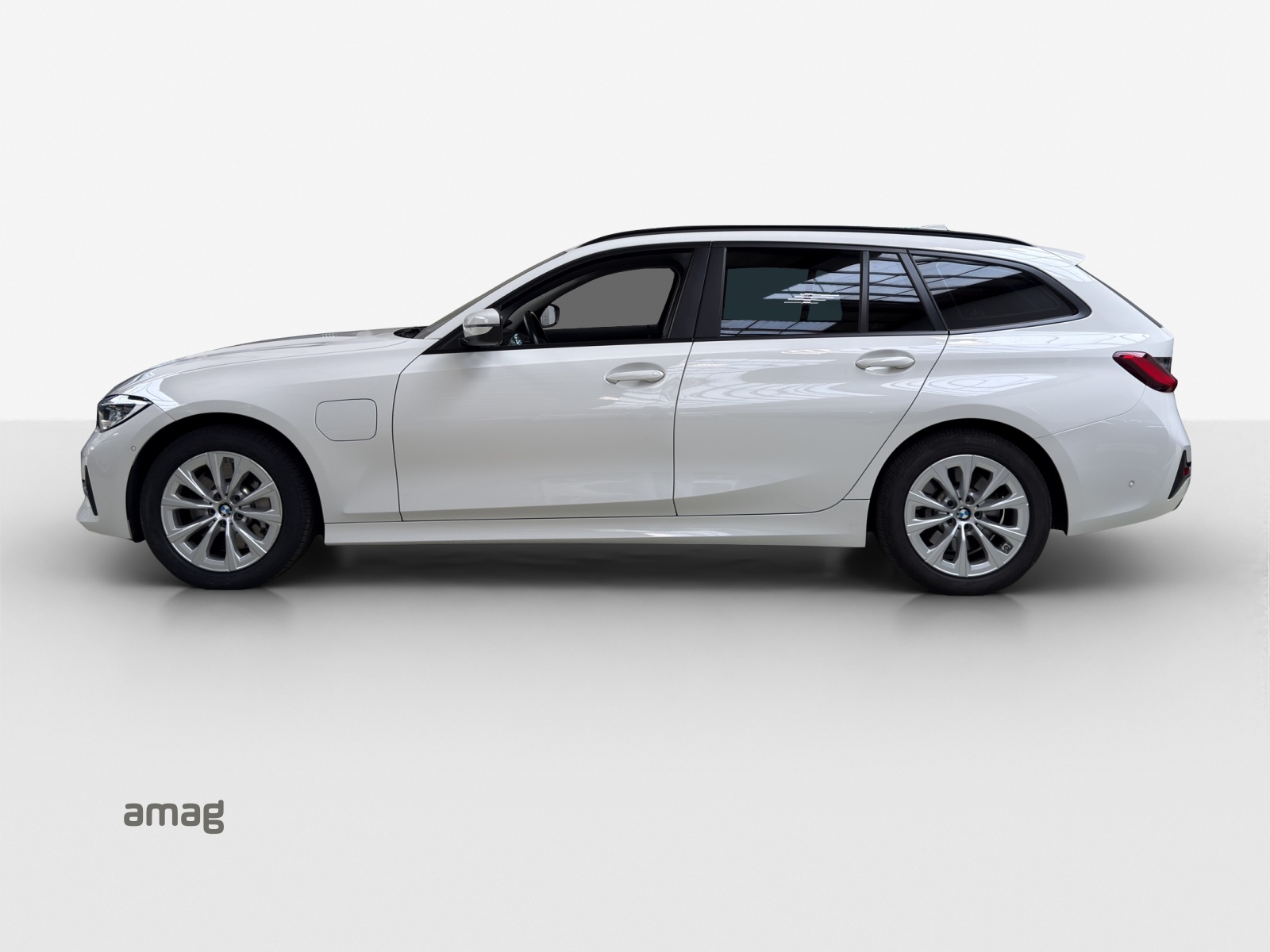 BMW 330e x DriveTouring Fleet Edition Steptronic-image-1