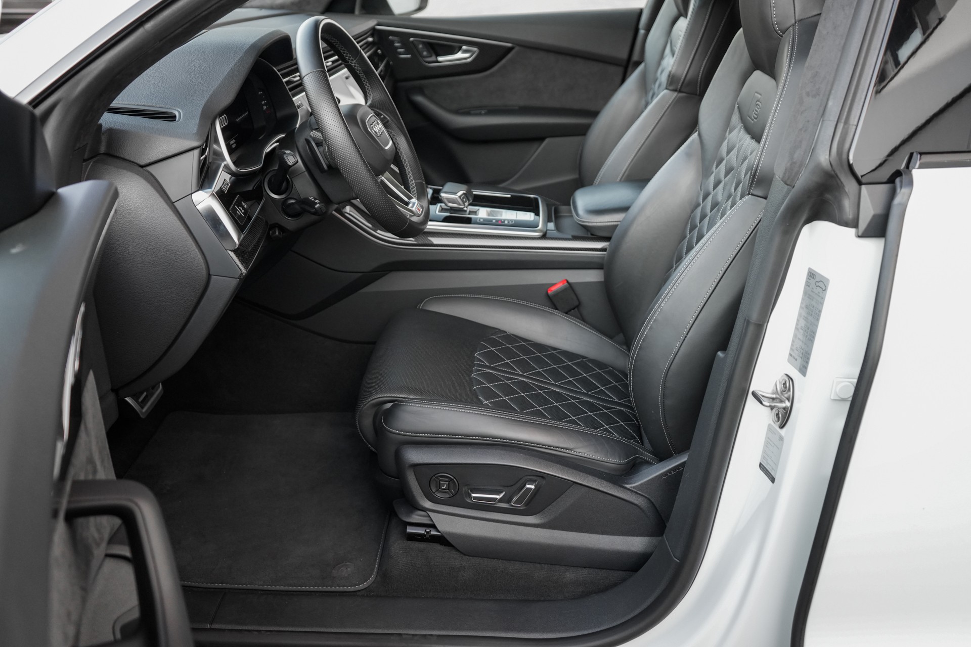 AUDI SQ8 Competition TFSI quattro tiptronic-image-10