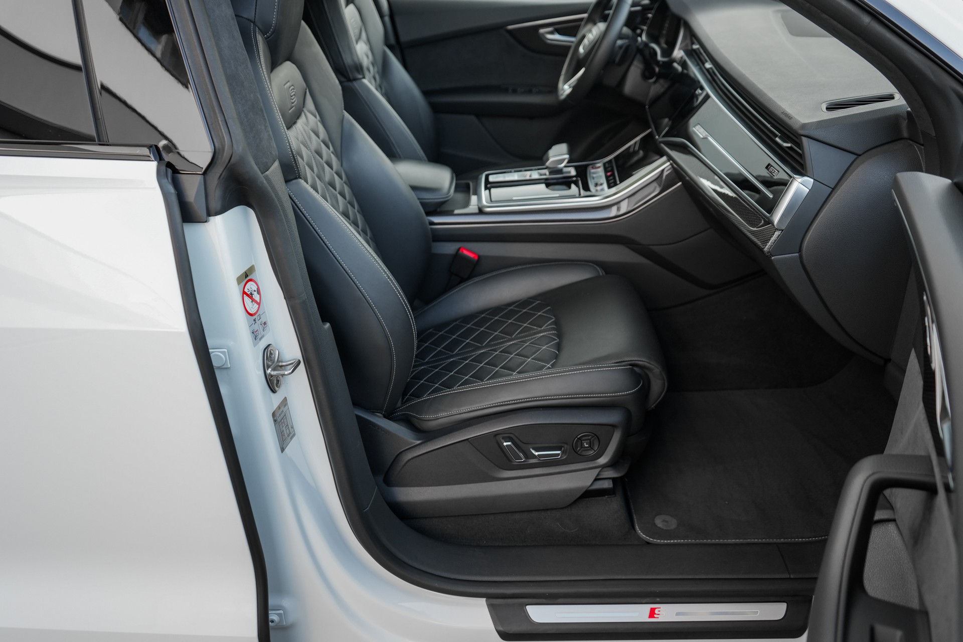 AUDI SQ8 Competition TFSI quattro tiptronic-image-17