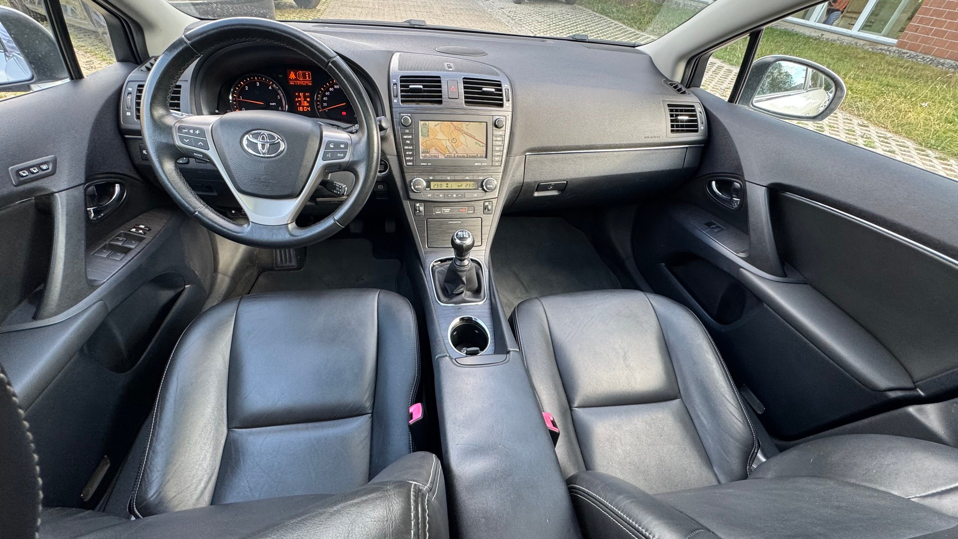 TOYOTA Avensis Sportswagon 2.2D-CAT Linea Sol Premium-image-8