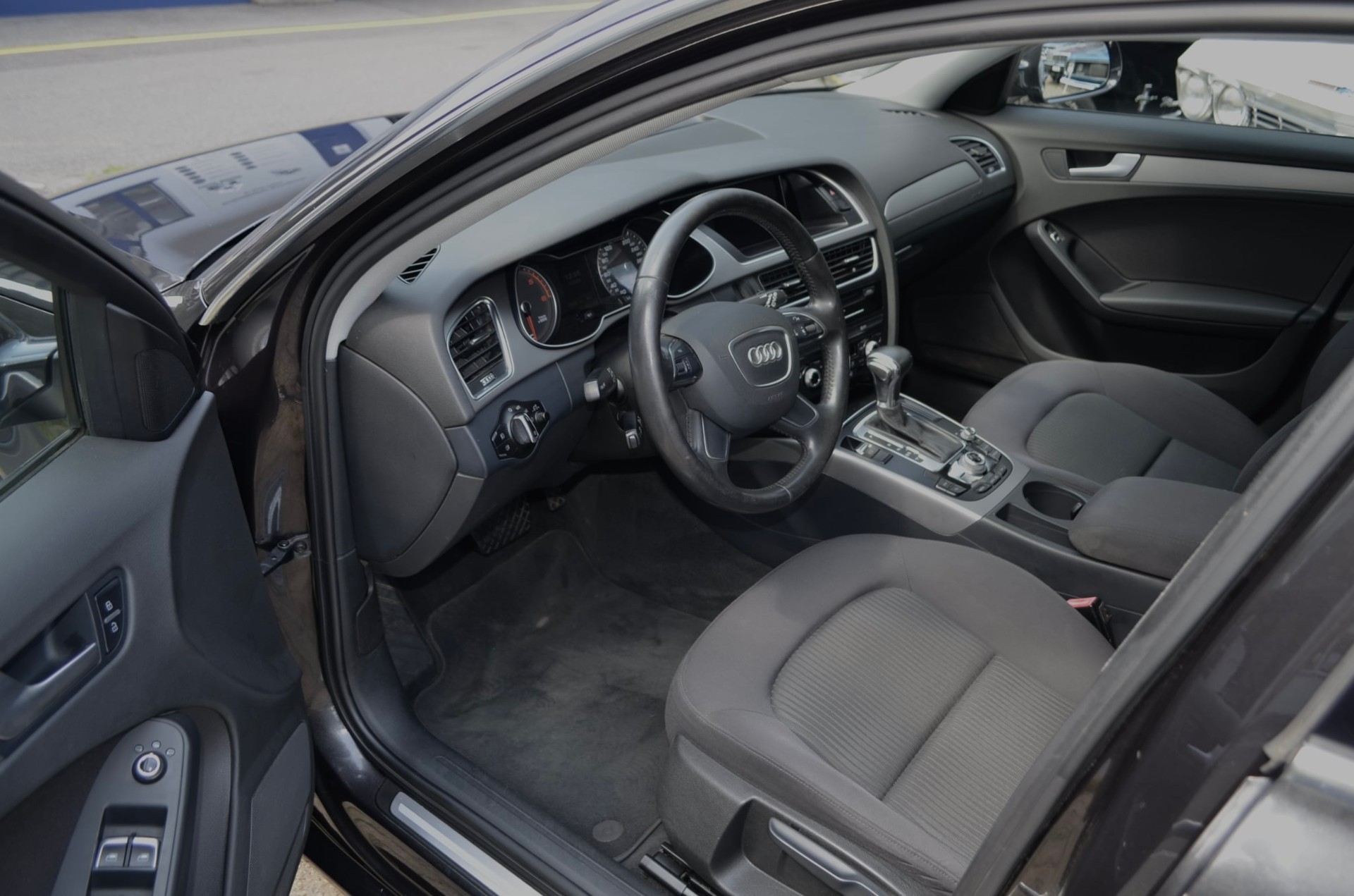 AUDI A4 Avant 2.0 TDI multitronic-image-4