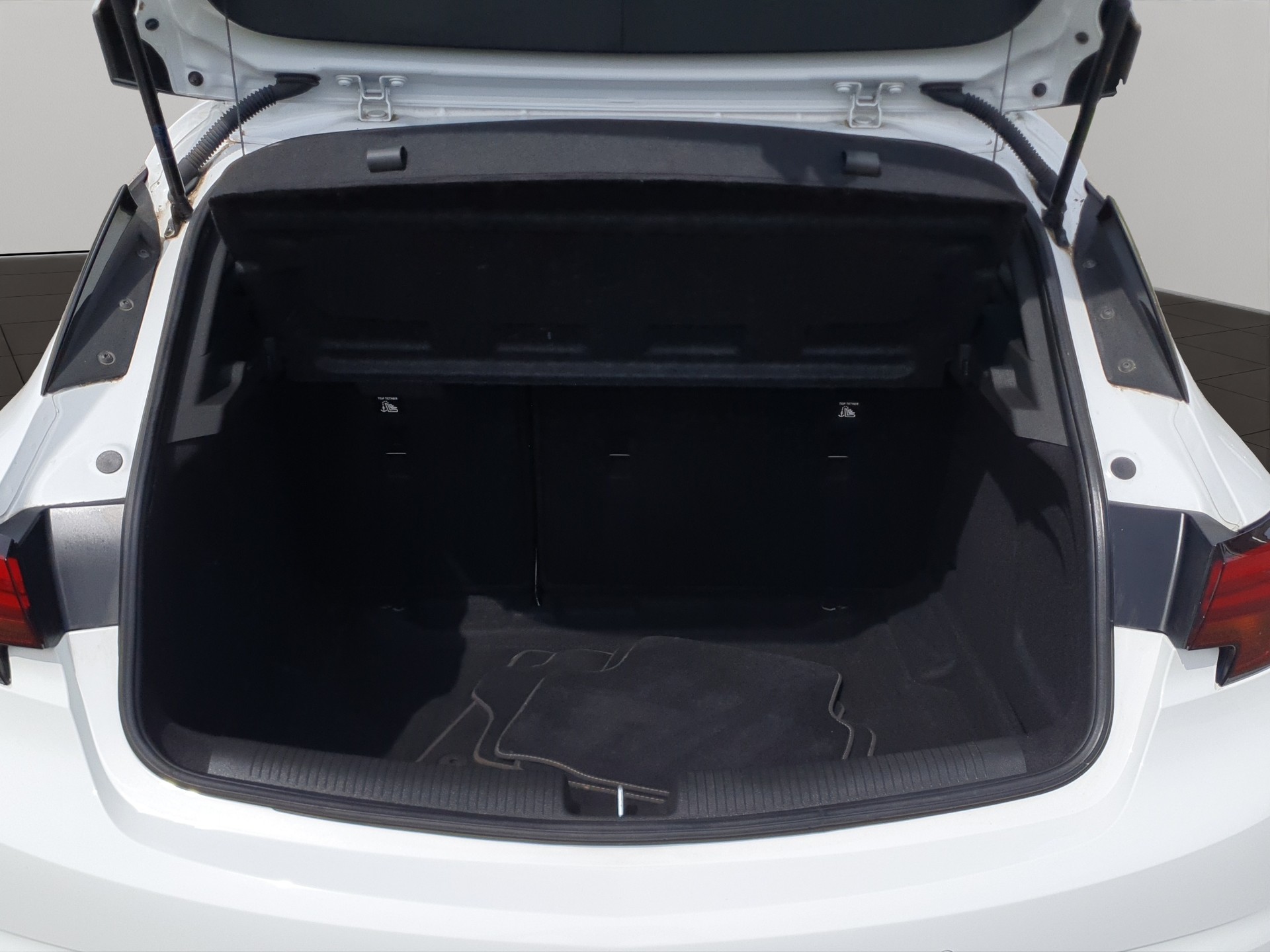 OPEL Astra 1.4i Turbo 120 Years Edition-image-15