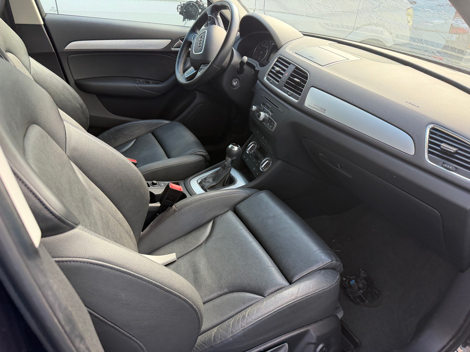 AUDI Q3 2.0 TFSI quattro S-tronic-image-7