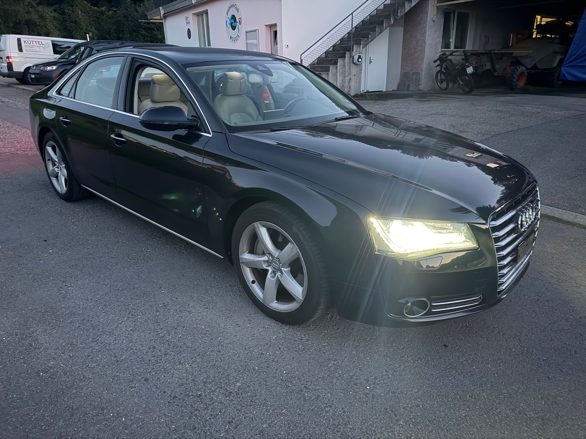 AUDI 4.2 V8 FSI quattro T-Tronic-image-1