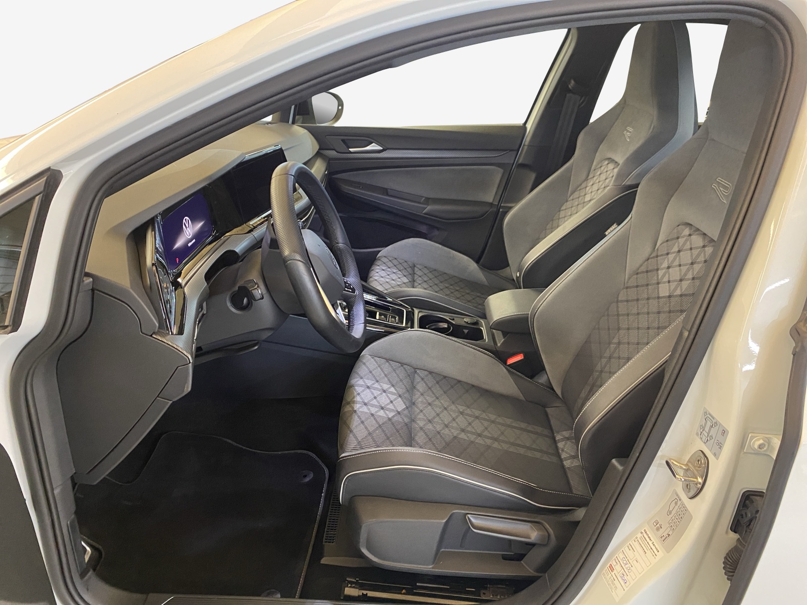 VW Golf 1.5 eTSI mHEV ACT R-Line 75 Edition DSG-image-7