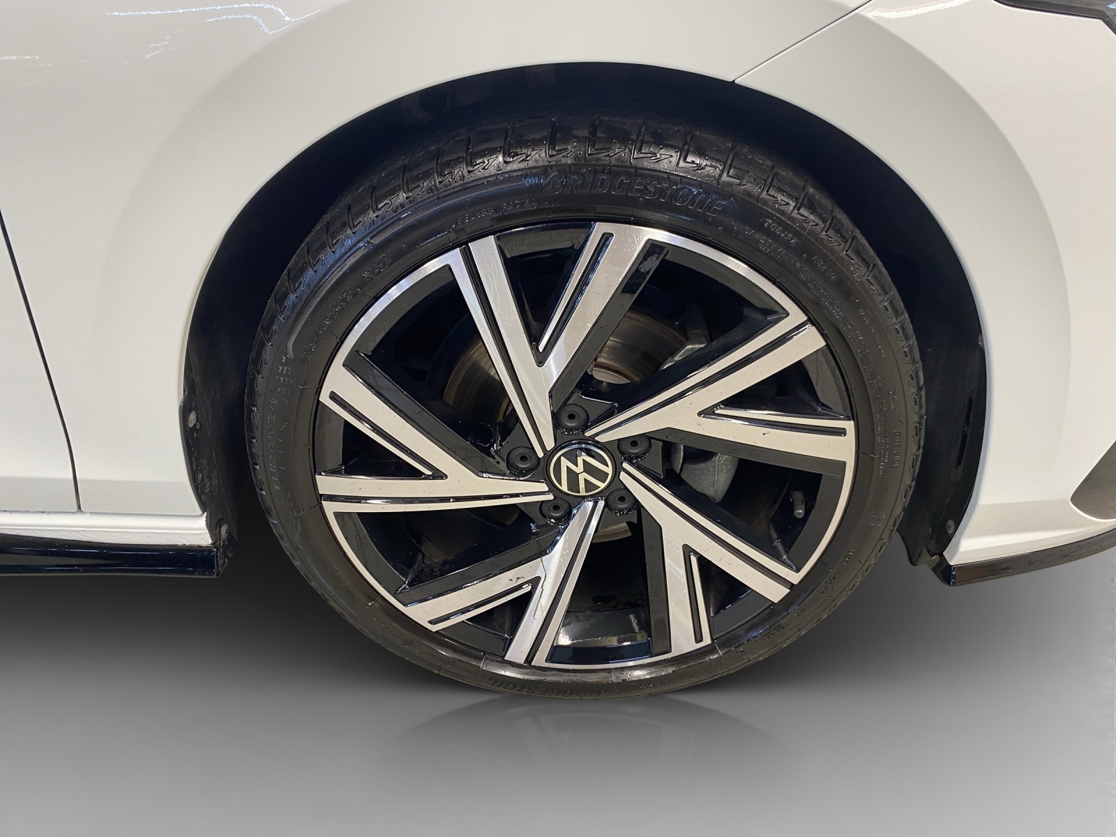 VW Golf 1.5 eTSI mHEV ACT R-Line 75 Edition DSG-image-14