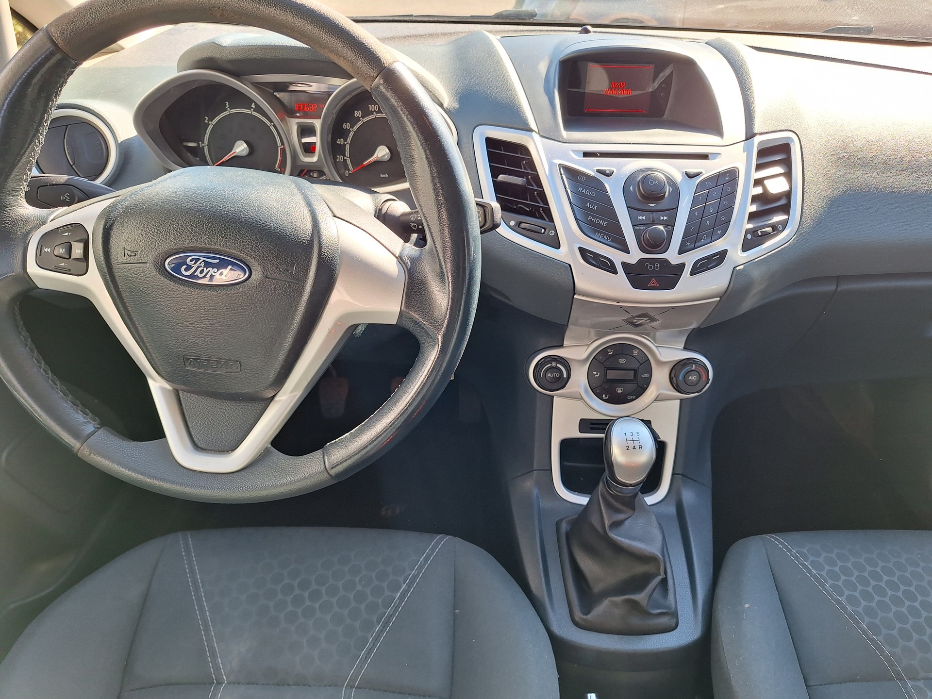 FORD Fiesta 1.4 16V Titanium-image-10