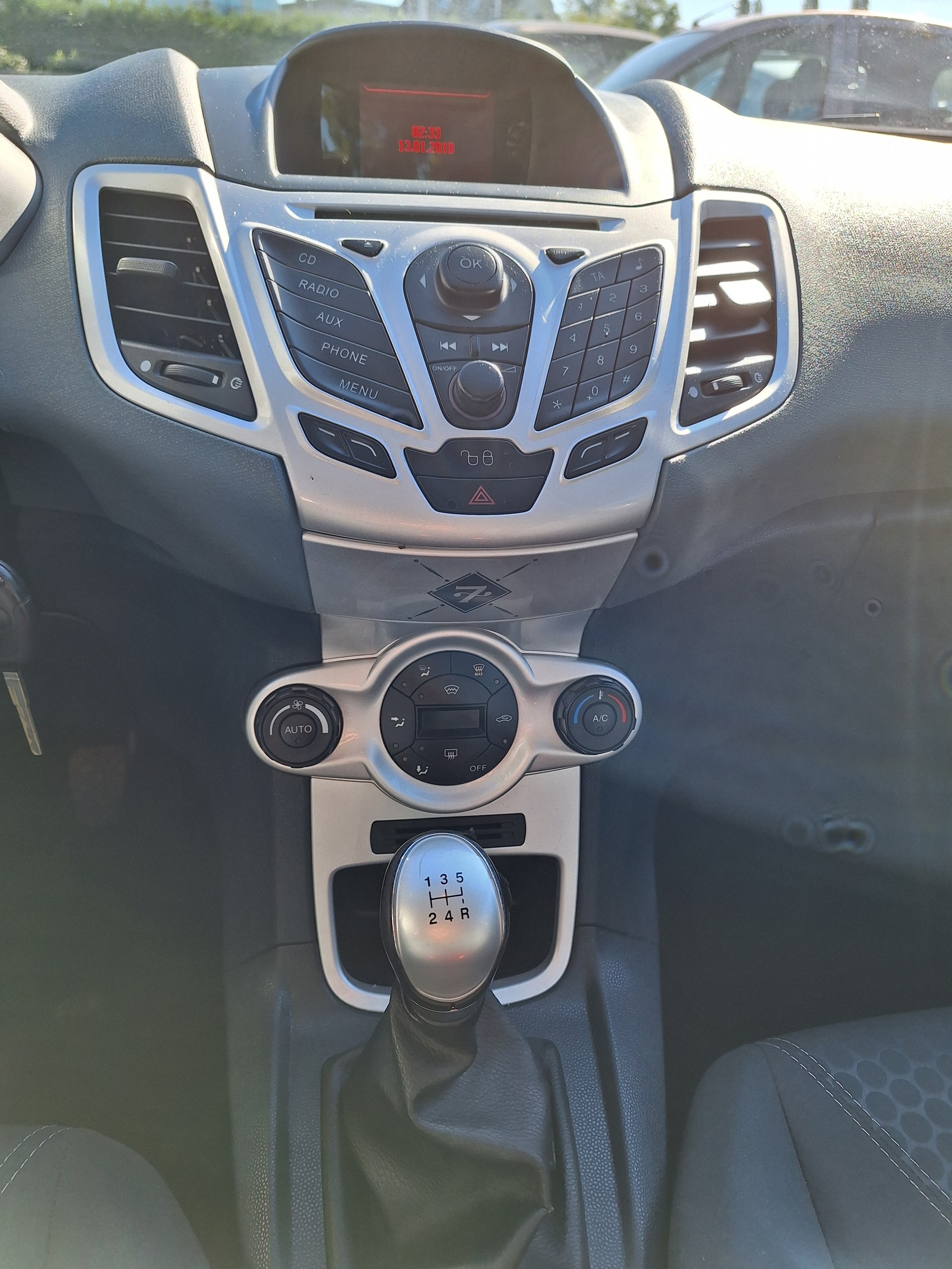 FORD Fiesta 1.4 16V Titanium-image-11