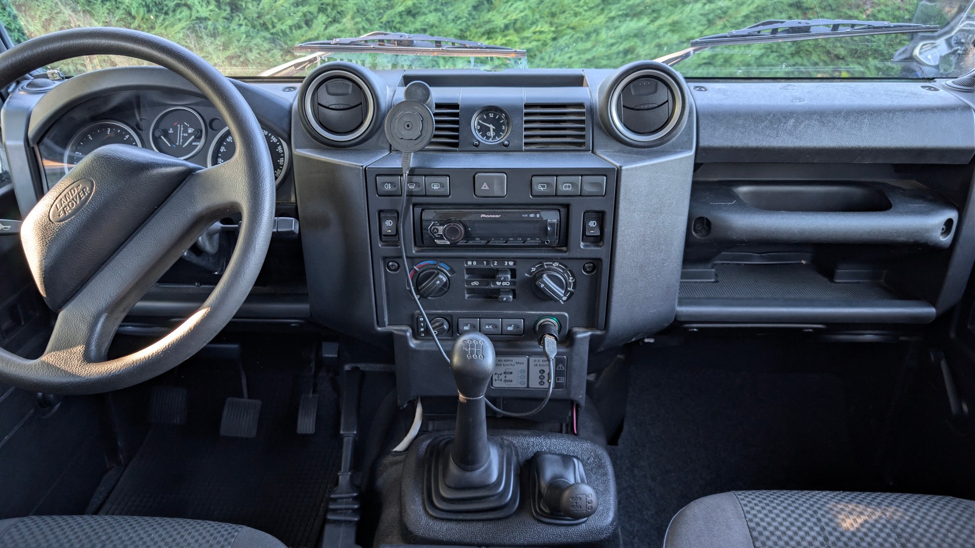 LAND ROVER Defender 110 2.4 Td4 SW-image-4