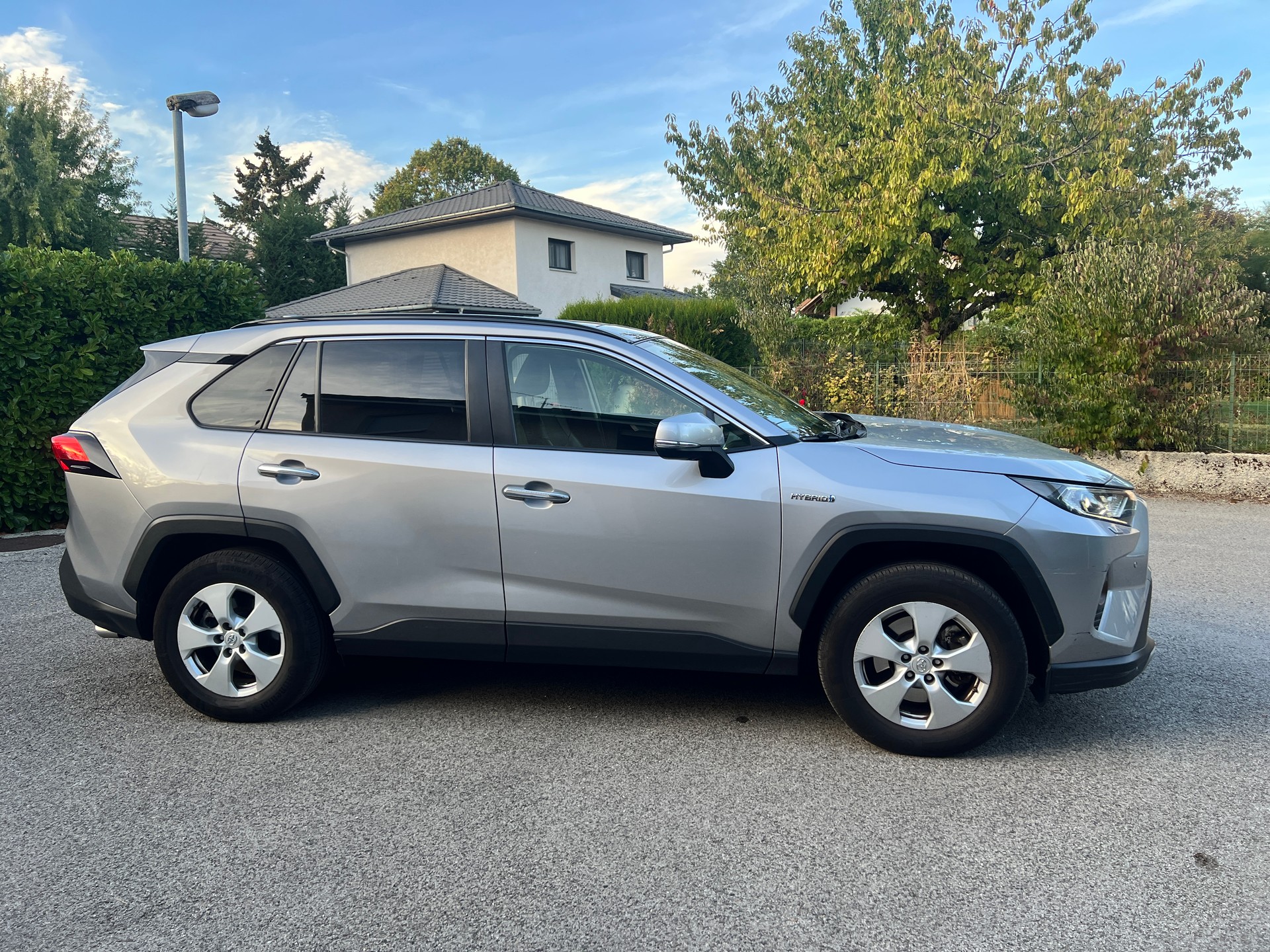 TOYOTA 2.5 HEV Premium FWD-image-4