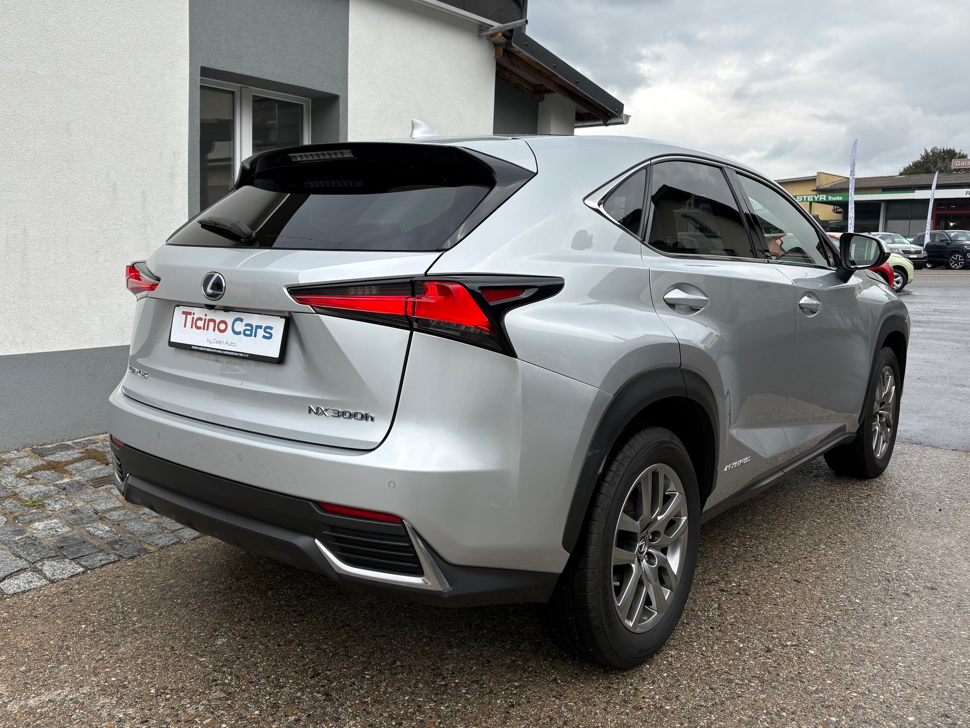 LEXUS NX 300h Comfort E-Four Automatic-image-3